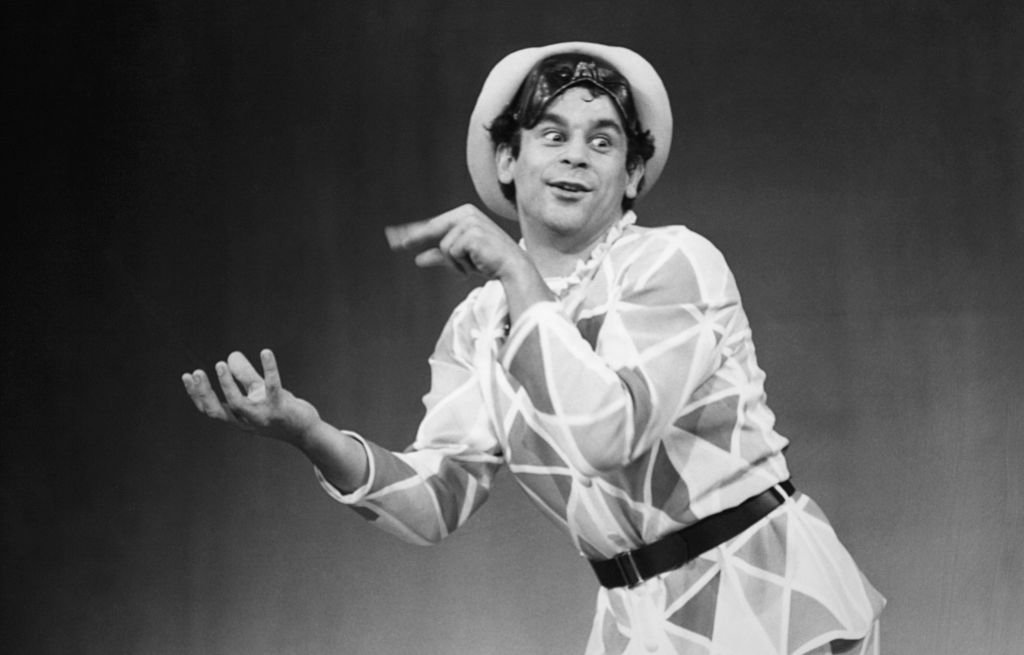 Francis Perrin en costume d'arlequin dans son spectacle 'ça ira comme ça' au théâtre des Champs Elysées en 1982 à Paris, France. | Photo : Getty Images