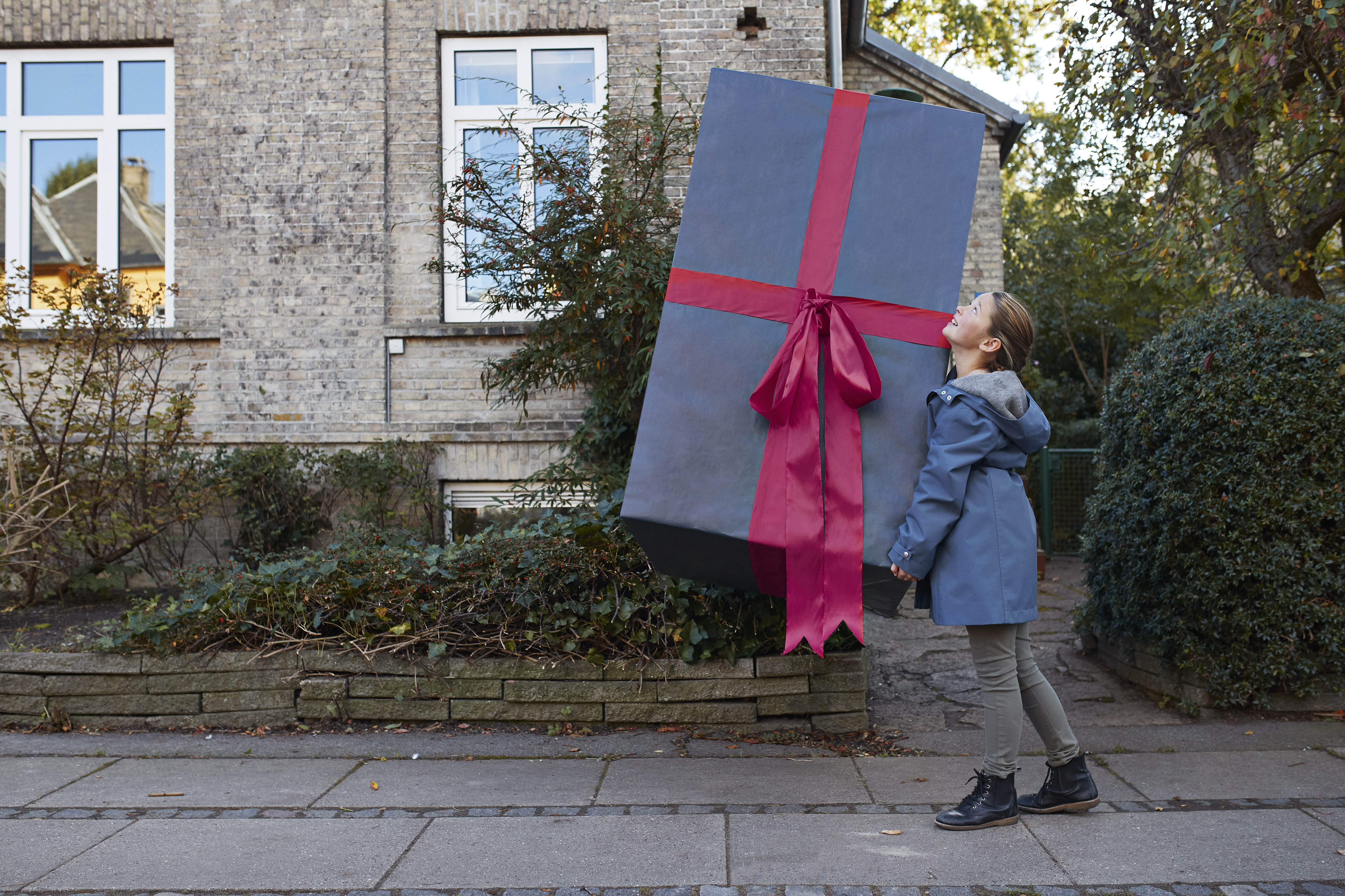 Une fille avec un gros cadeau emballé | Source : Getty Images