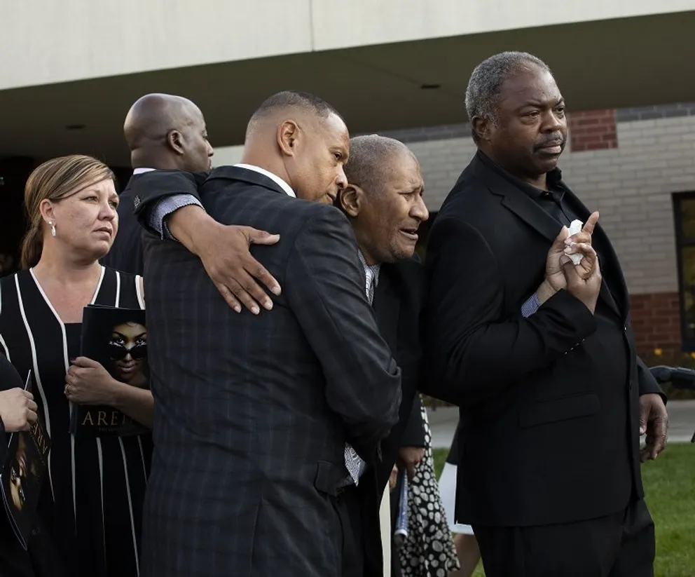 Clarence Franklin (au centre) entouré de participants aux funérailles d'Aretha Franklin le 31 août 2018 à Detroit, Michigan | Photo : Getty Images