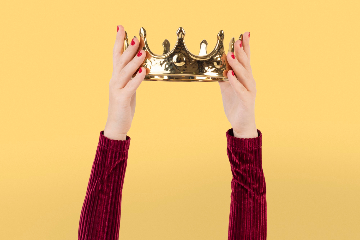 Une jeune fille tenant une couronne | Source : Freepik