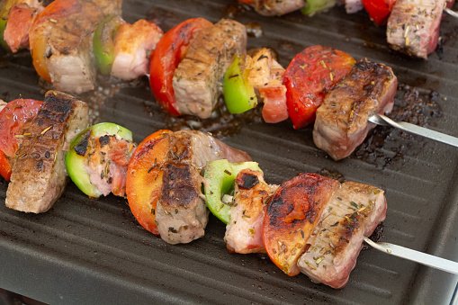 Brochette de bœuf sur un grill à plancha. | Photo : Getty Images