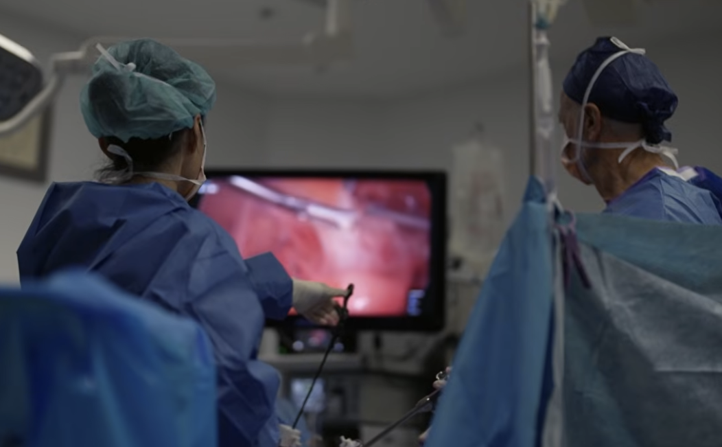 Capture d'écran mettant en scène deux médecins I Source : https://www.youtube.com/watch?v=EwnqZ12O1sQ