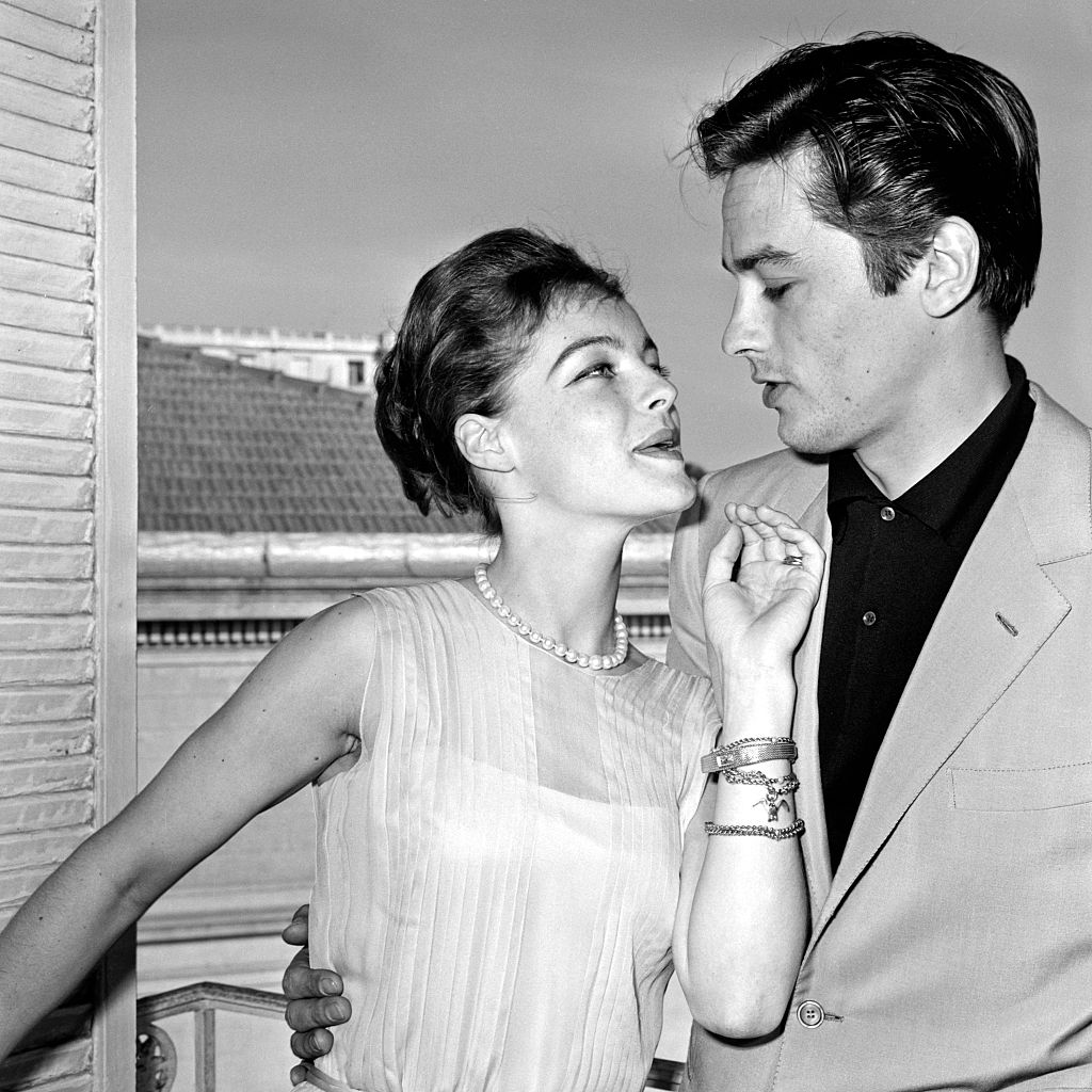 Alain Delon et Romy Schneider, très amoureux, se reposent sur une terrasse à Cannes où ils sont tous deux invités pour le Festival.