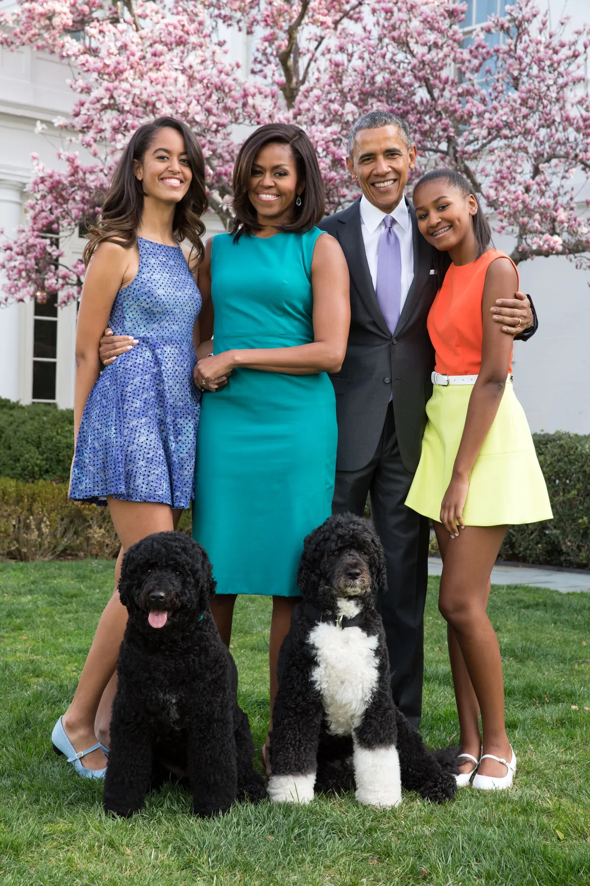 Malia, Michelle, Barack et Sasha Obama posant devant la Maison Blanche en tant que première famille avec leurs animaux de compagnie à Washington en 2015 | Source : Getty Images