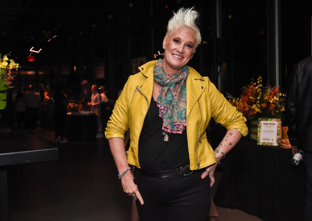 La chef Anne Burrell pose pendant le Tiki Showdown présenté par les rhums Bacardi et animé par Anne Burrell pendant le Food Network & Cooking Channel New York City Wine & Food Festival présenté par Capital One au Second le 12 octobre 2019 à New York. | Source : Getty Images