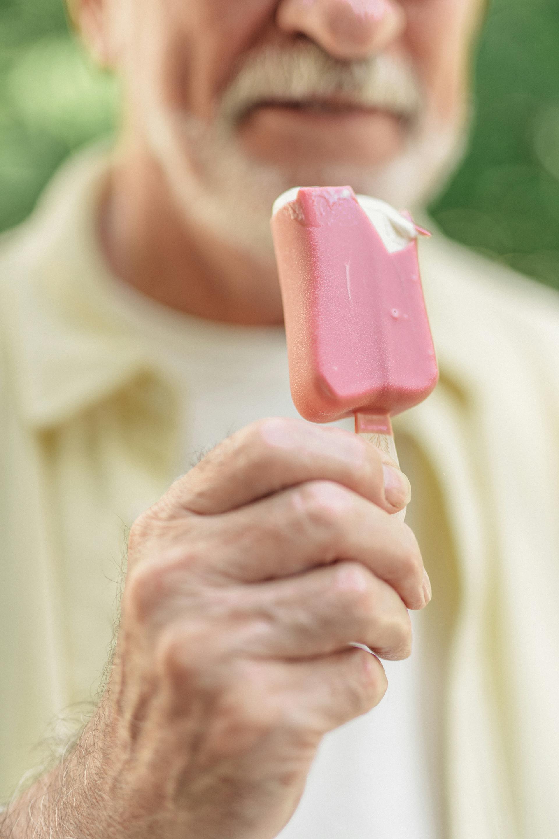 Un homme âgé tenant une glace | Source : Pexels