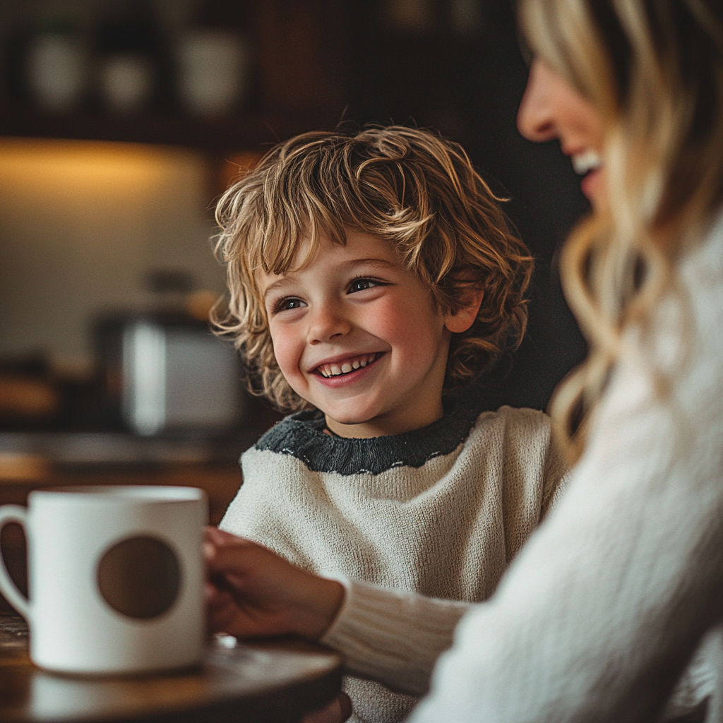 Un garçon souriant qui parle à sa mère | Source : Midjourney