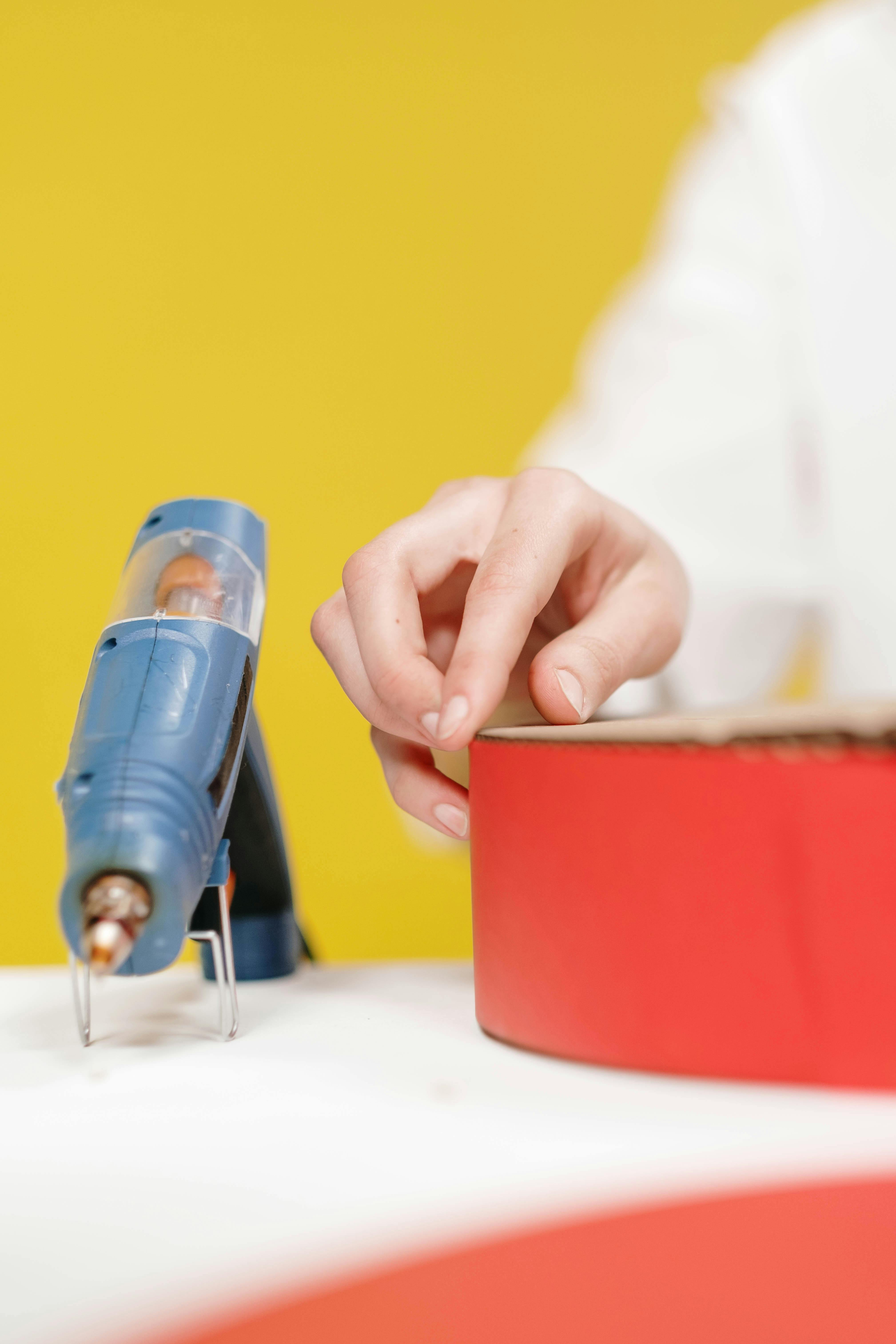Un pistolet à colle sur une table | Source : Pexels