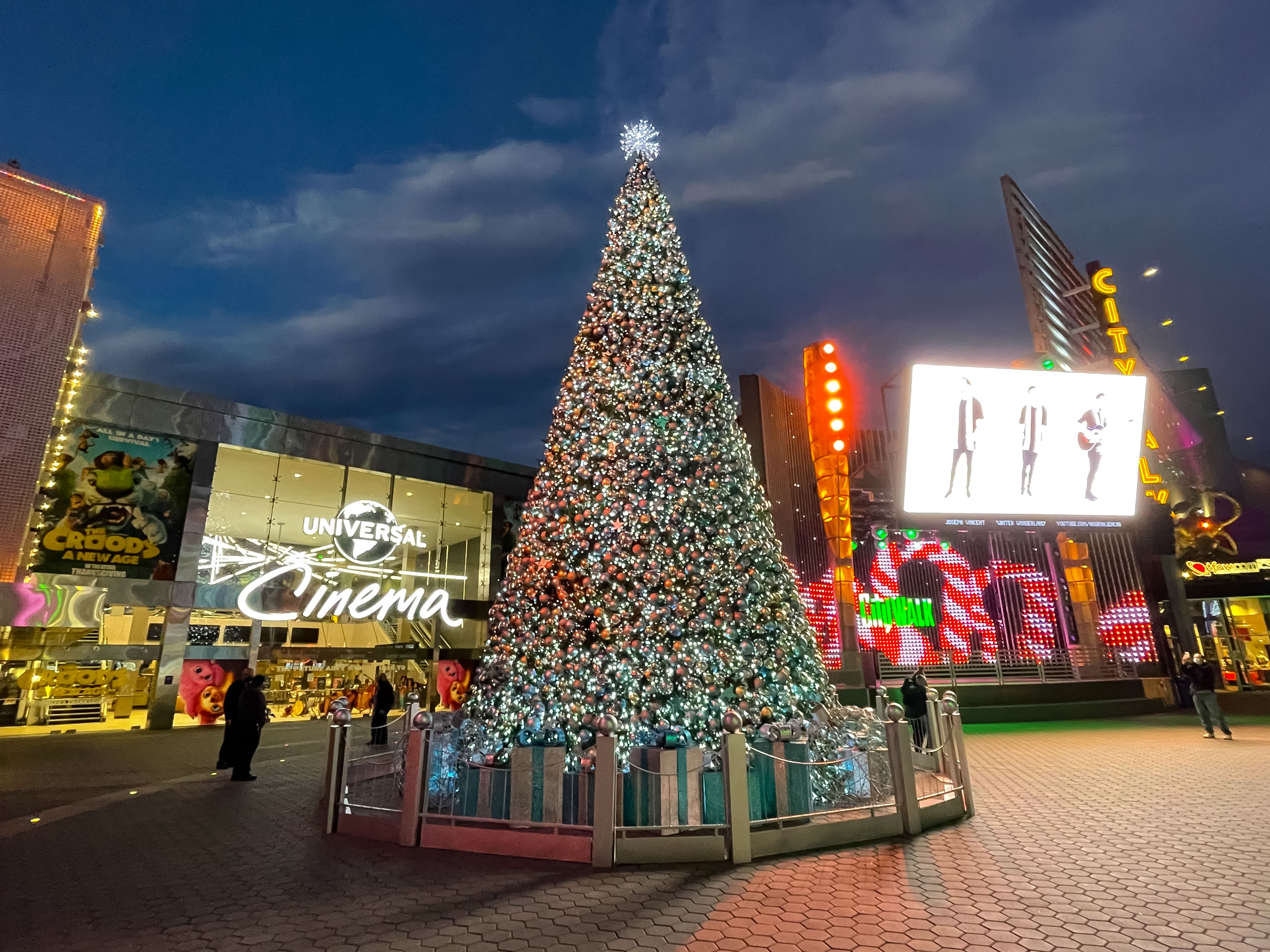 Un sapin de Noël sur la promenade Universal City Walk à Universal City, en Californie, le 24 décembre 2020 | Source : Getty Images
