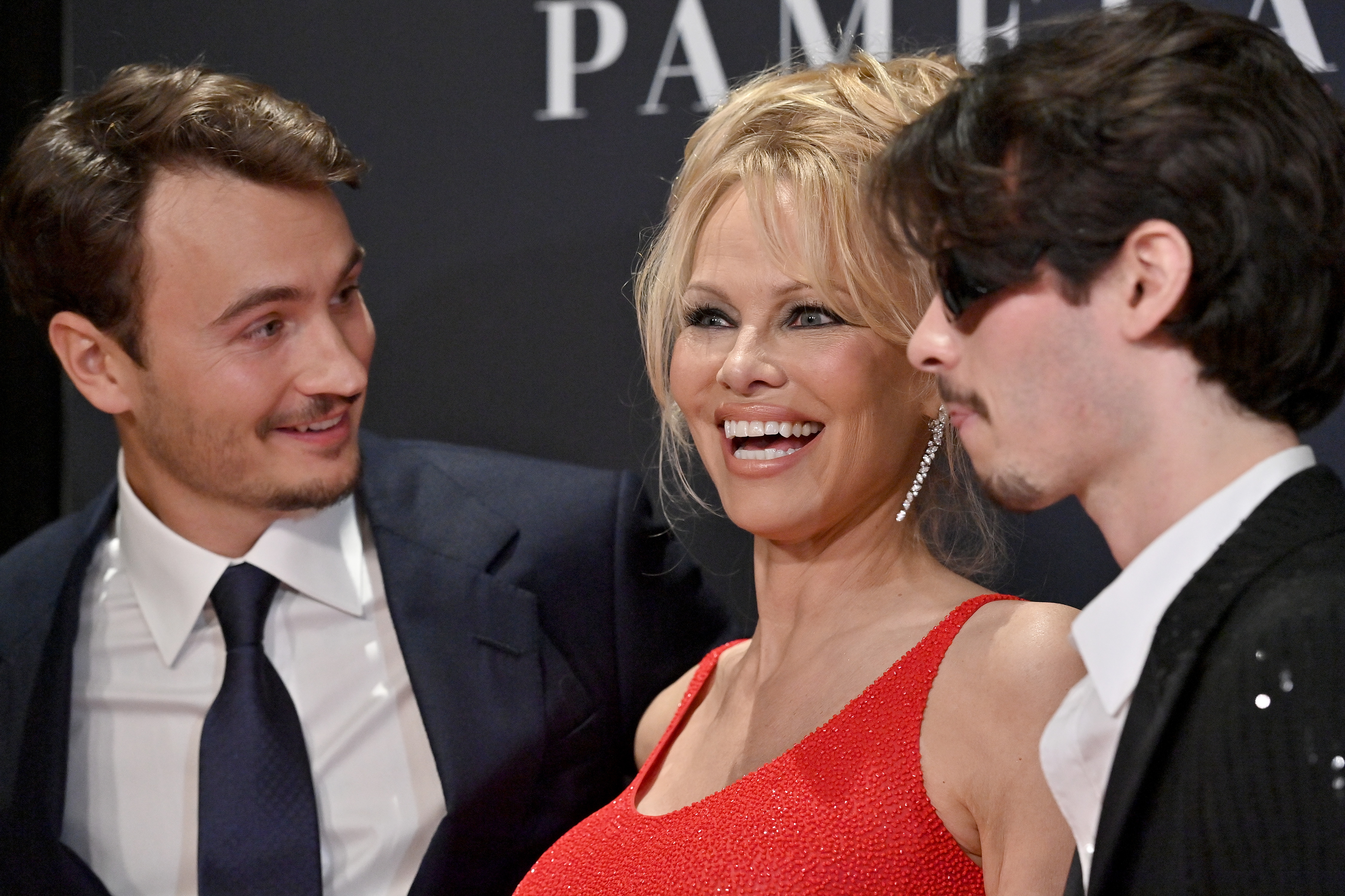 Pamela Anderson sourit entre ses fils, Brandon et Dylan Lee, lors de la première Netflix de "Pamela, A Love Story" en Californie le 30 janvier 2023 | Source : Getty Images