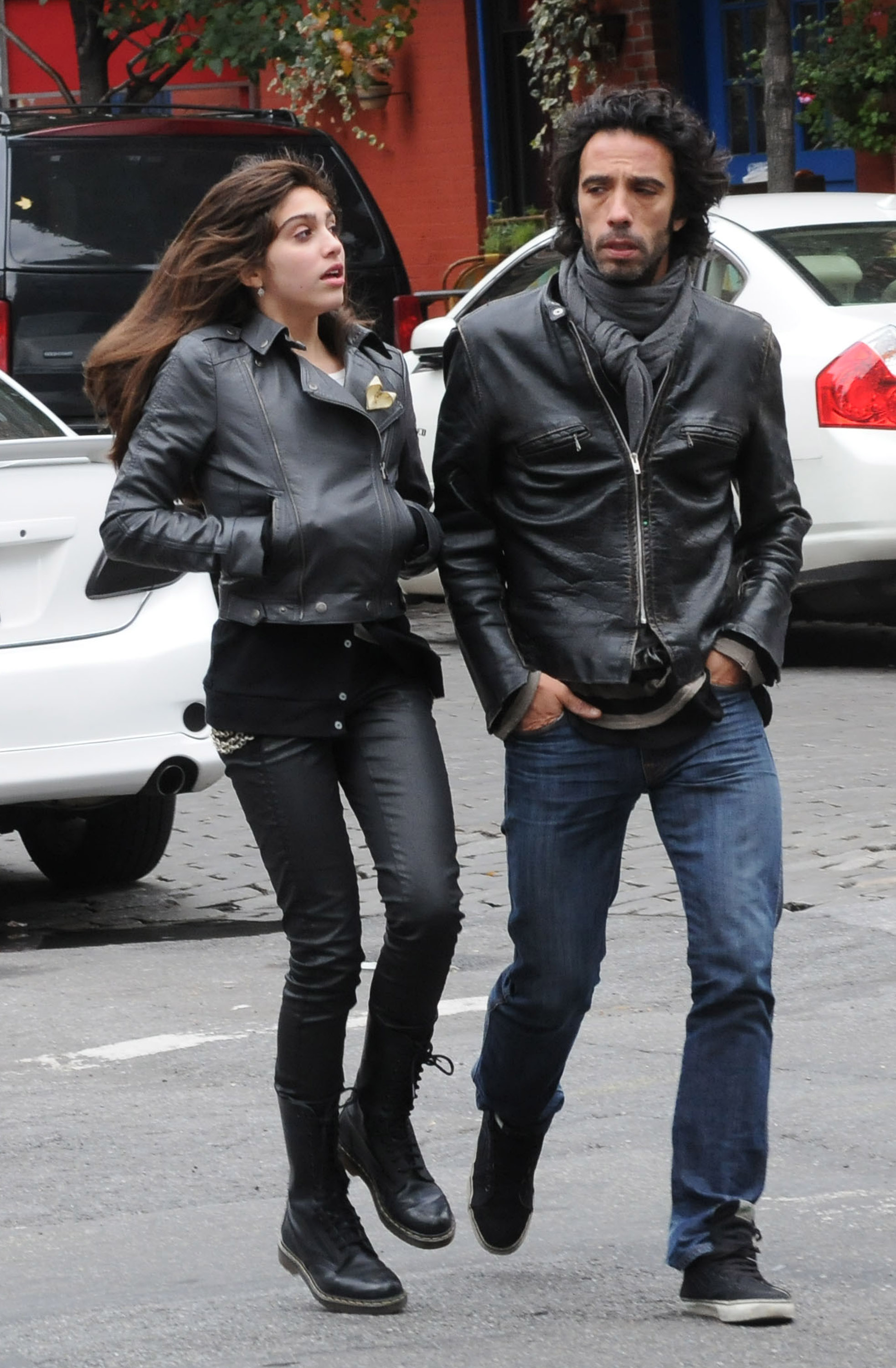 Carlos Leon et Lourdes Leon se promènent à New York le 1er novembre 2009. | Source : Getty Images