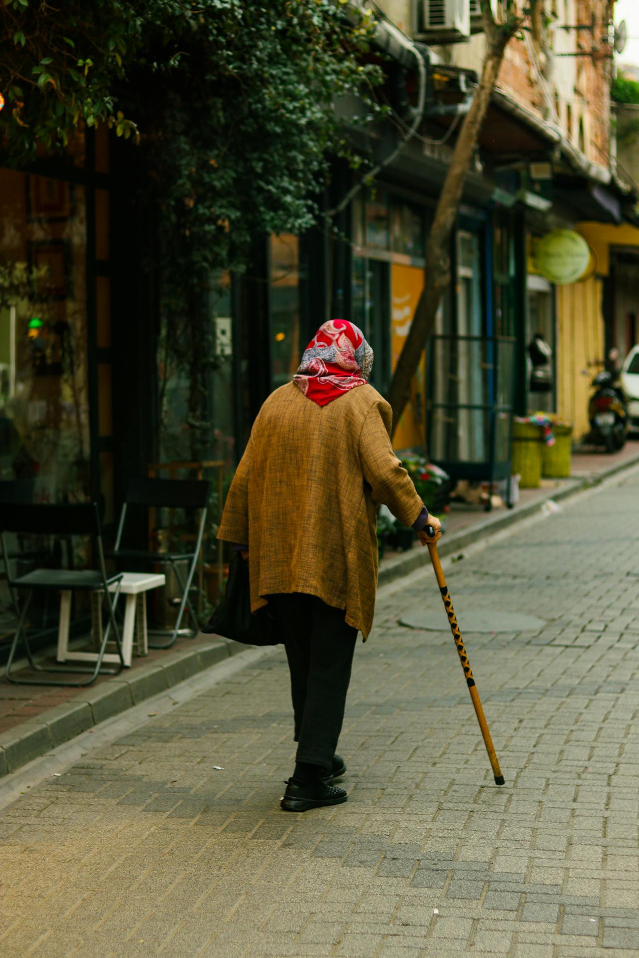 Une femme âgée marchant dans la rue | Source : Pexels