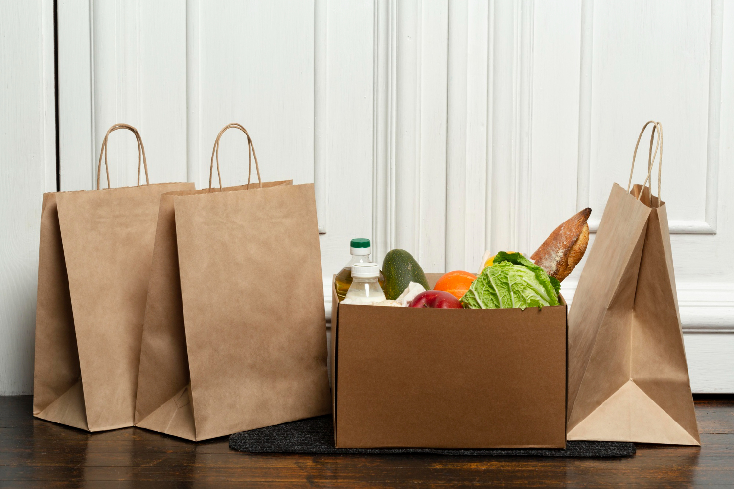 Des sacs d'épicerie sur une table | Source : Freepik