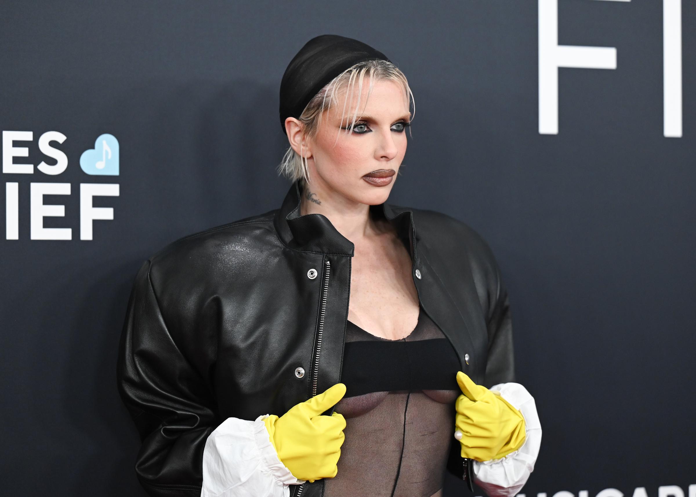 Julia Fox assiste à la 67e édition des Grammy Awards, le 2 février 2025, à Los Angeles, en Californie. | Source : Getty Images