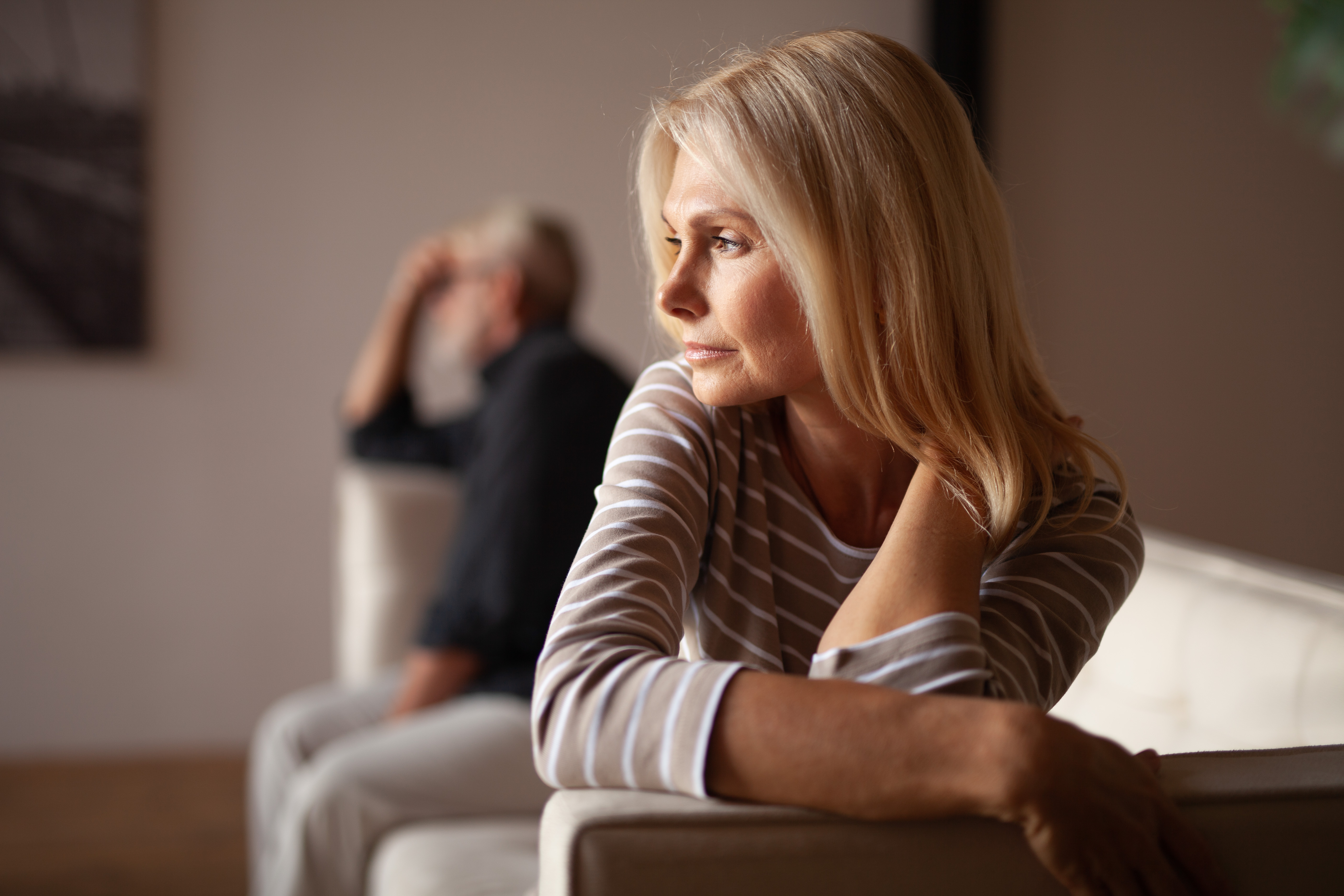 Une femme regarde devant elle distraitement | Source : Getty Images