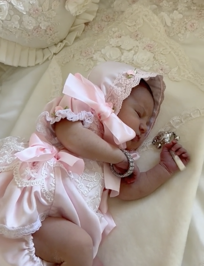 Queenianna Howard endormie dans son berceau sur une vidéo TikTok datée du 18 octobre 2023 | Source : tiktok.com/@florentinahoward1