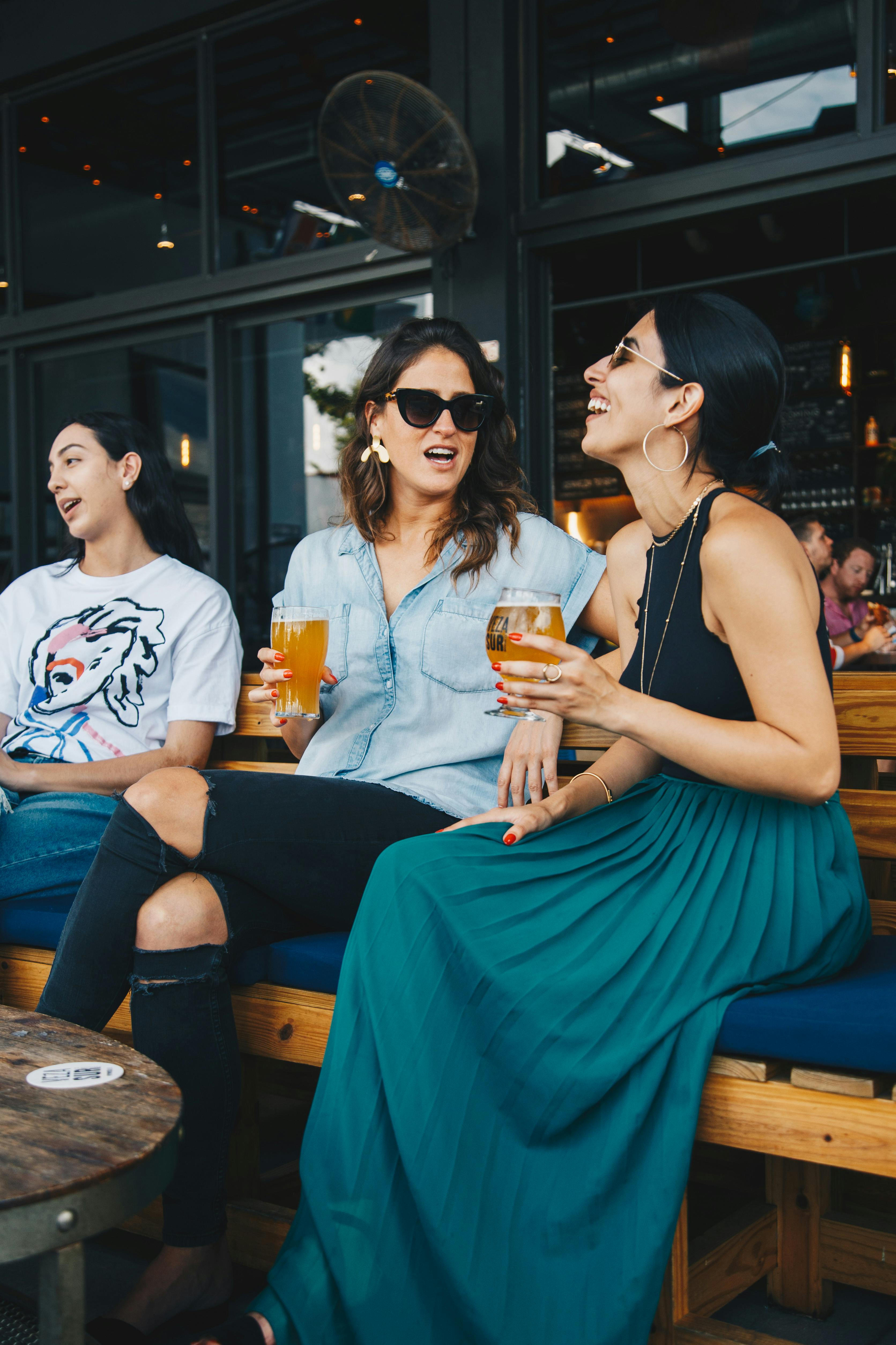 Femme riant avec ses amies | Source : Pexels
