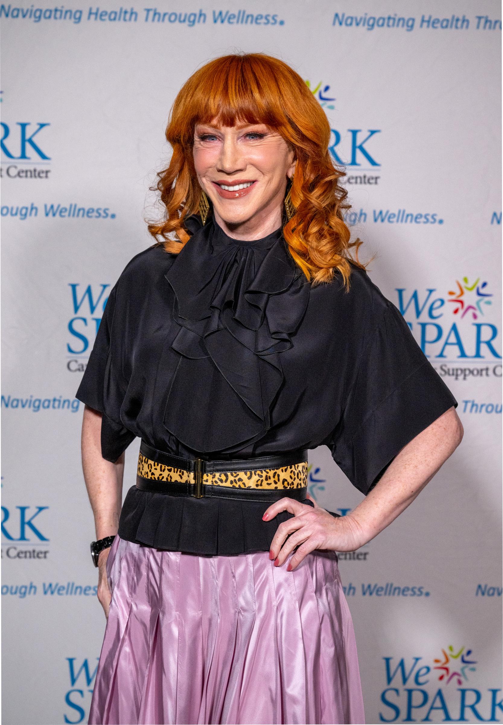 La lauréate Kathy Griffin assiste à l'événement May Contain Nuts ! A Night of Comedy Benefitting WeSPARK Cancer Support Center au Skirball Cultural Center le 15 octobre 2025, à Los Angeles, en Californie. | Source : Getty Images