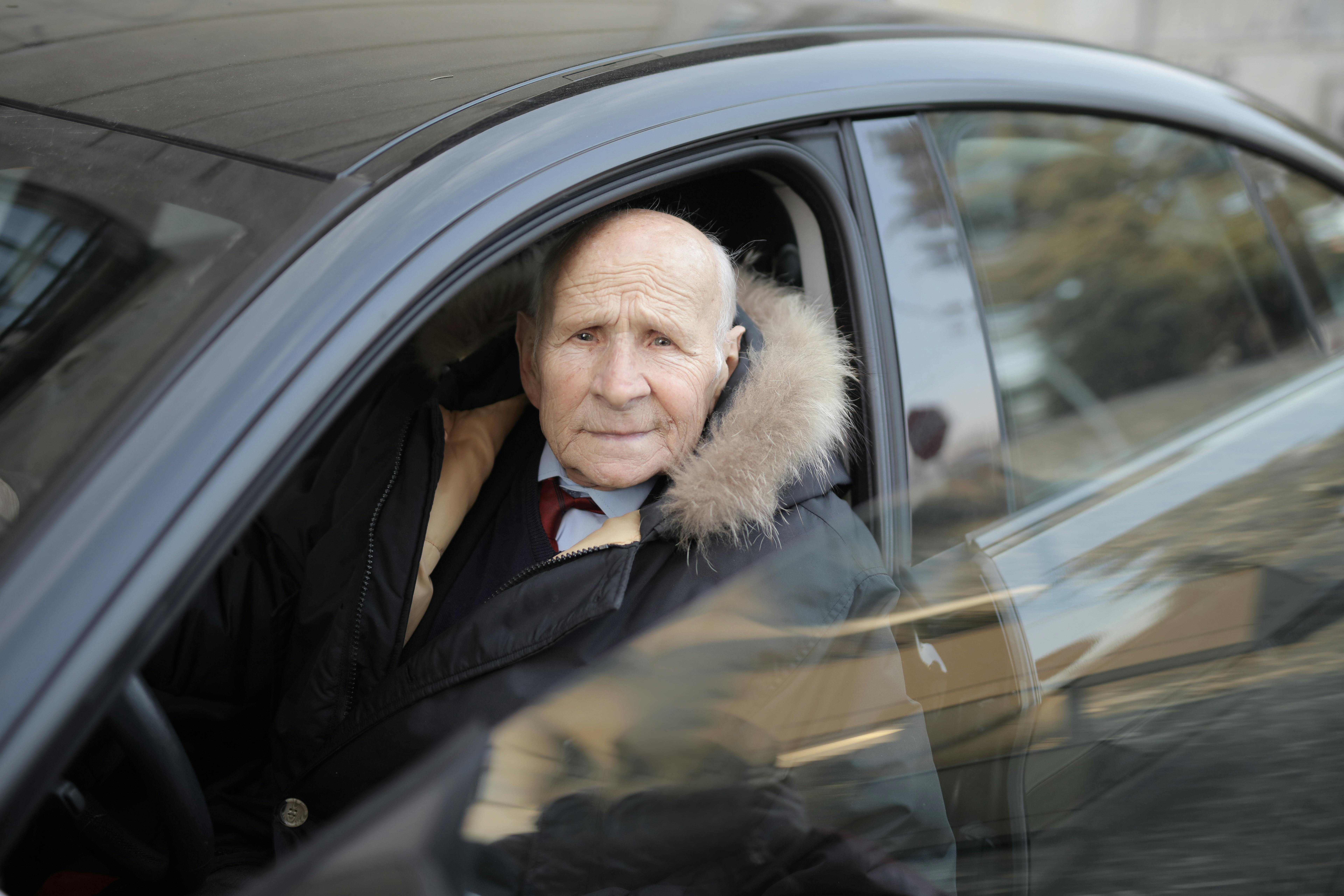 Un homme assis dans une voiture | Source : Pexels