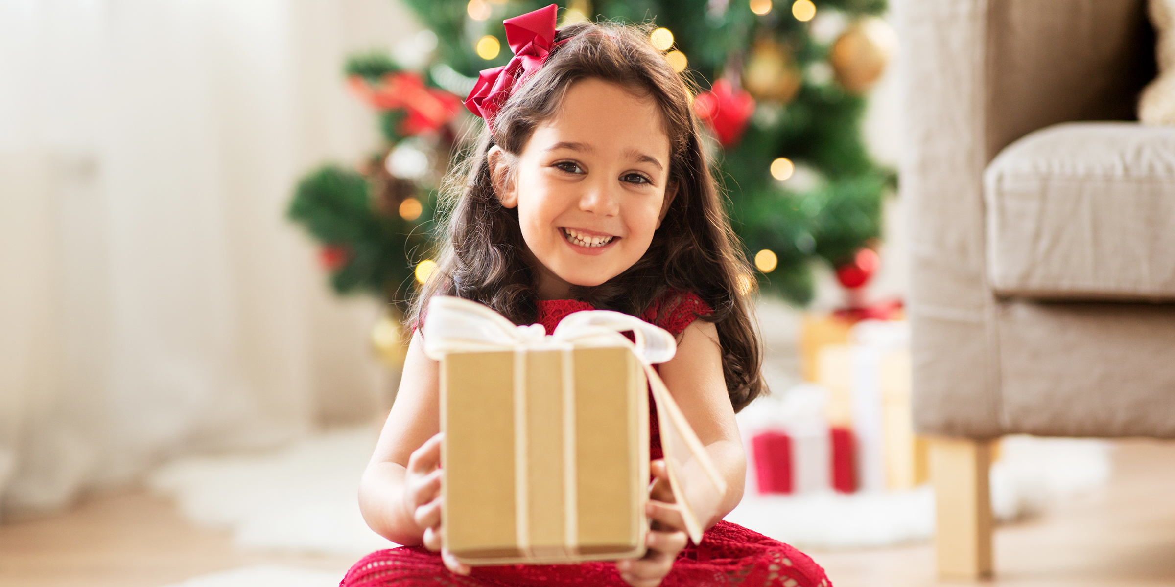 Une fille tenant un cadeau | Source : Shutterstock