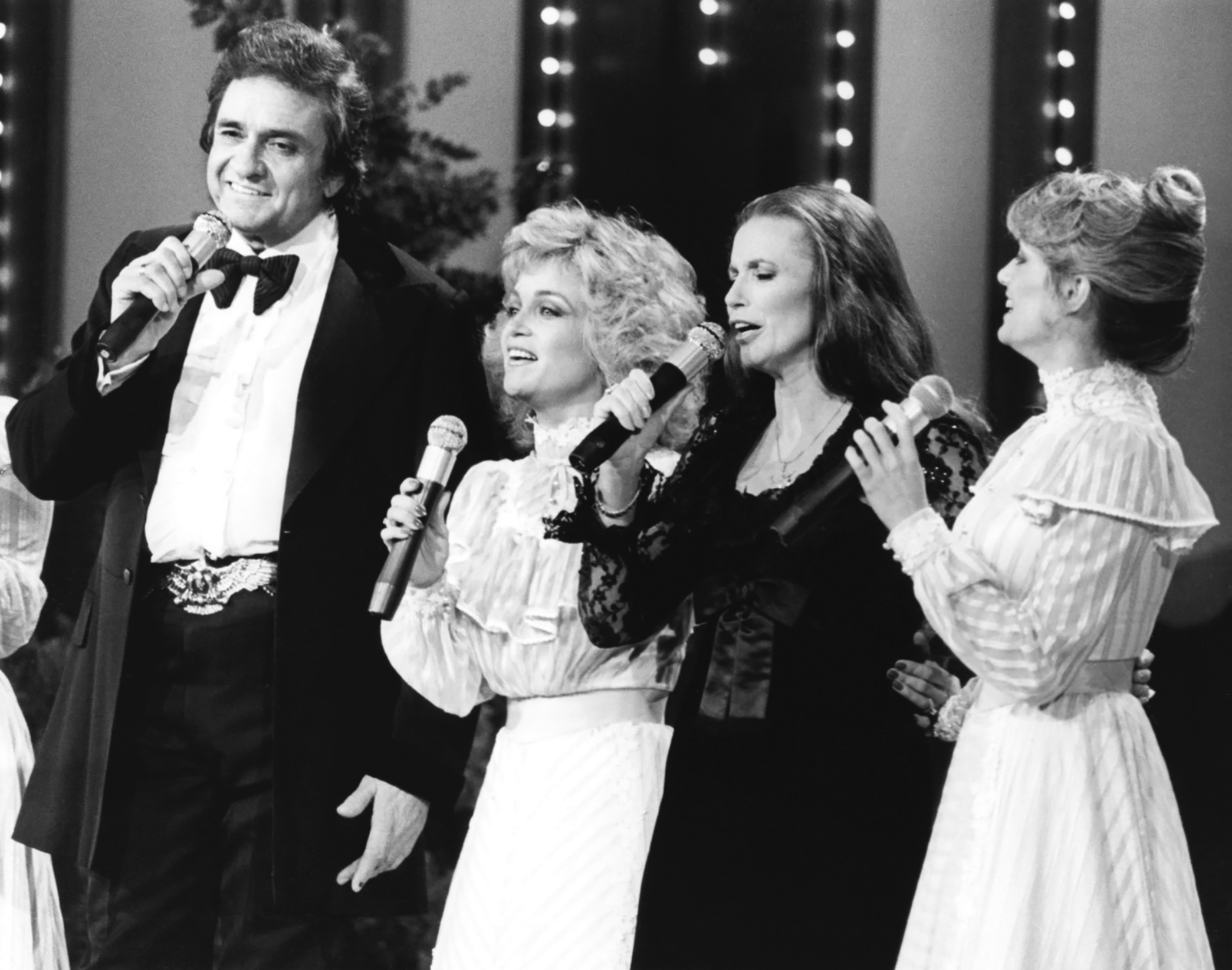 Johnny Cash, Barbara Mandrell, June Carter Cash, Irlene Mandrell et Louise Mandrell en 1980 | Source : Getty Images
