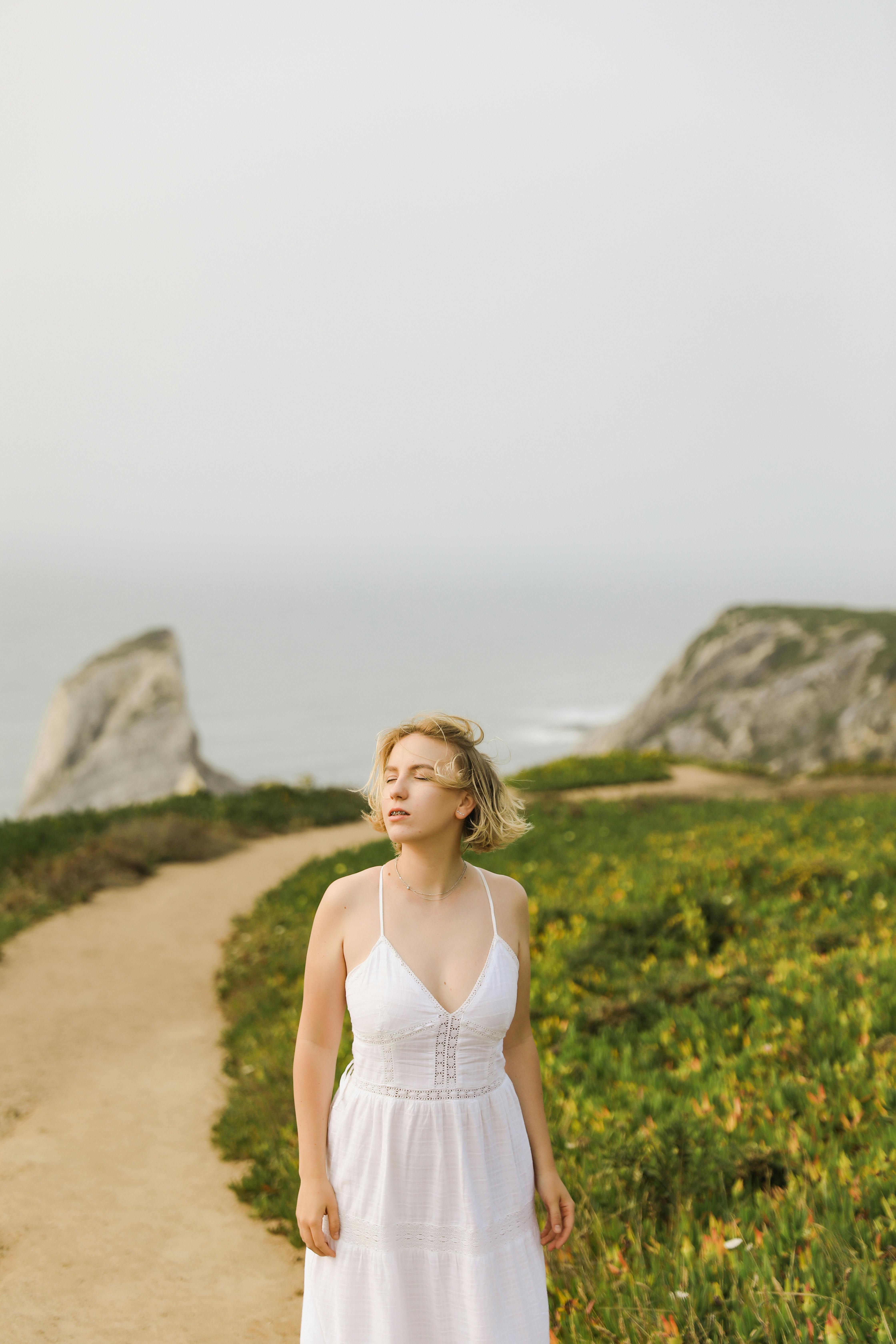 Une femme en robe blanche | Source : Pexels