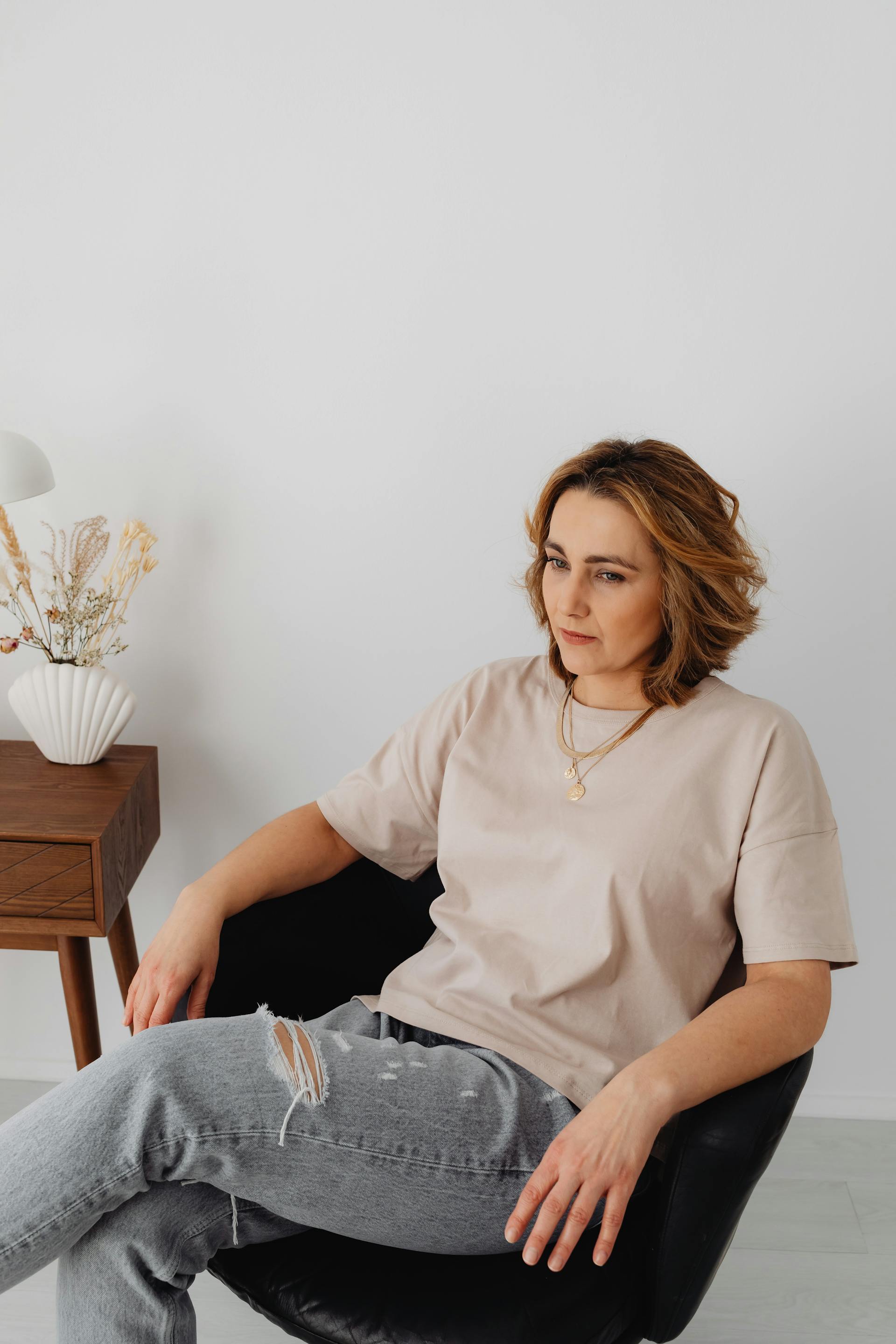 Une femme se détend sur une chaise | Source : Pexels