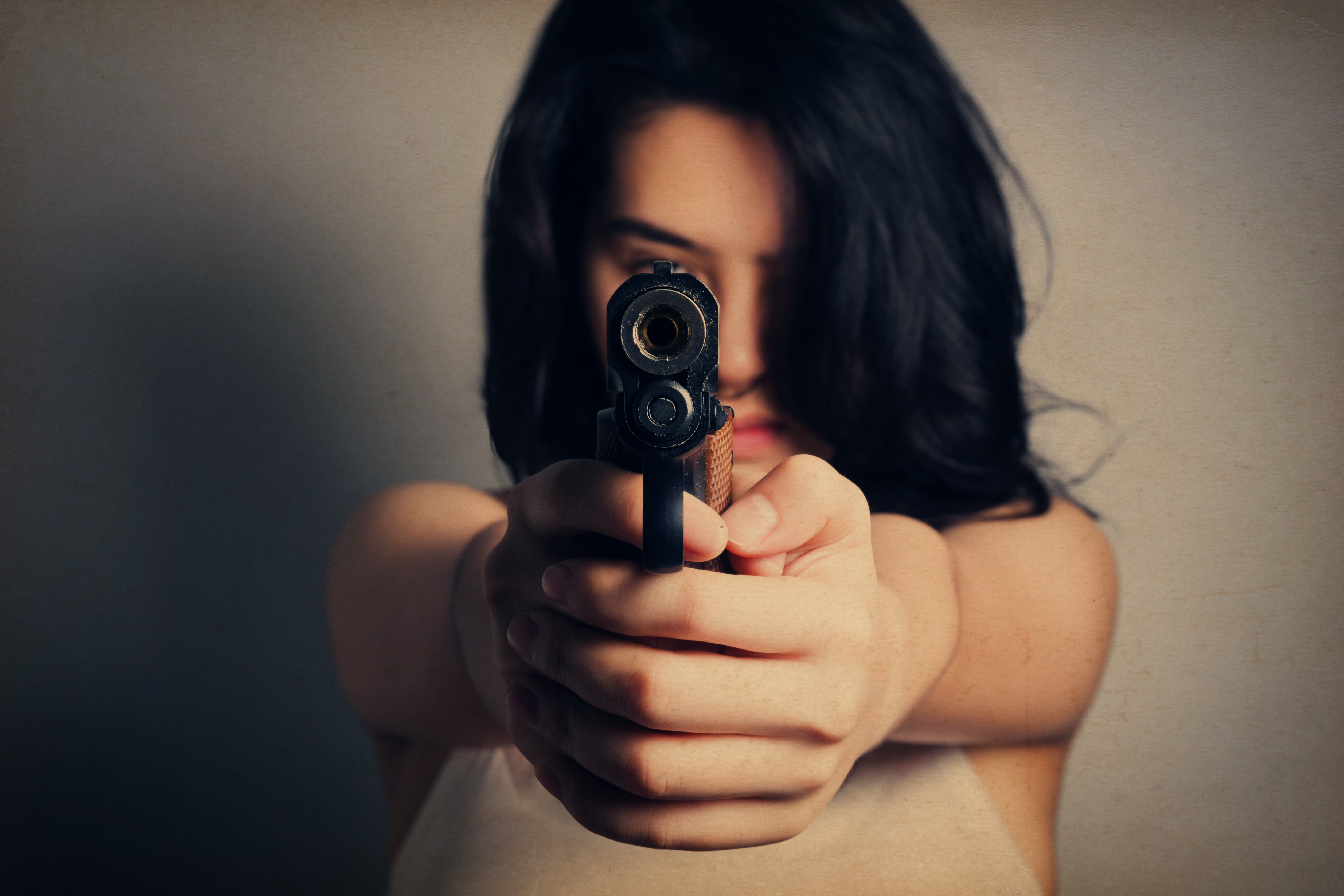 Mulher apontando uma arma |  Fonte: Shutterstock