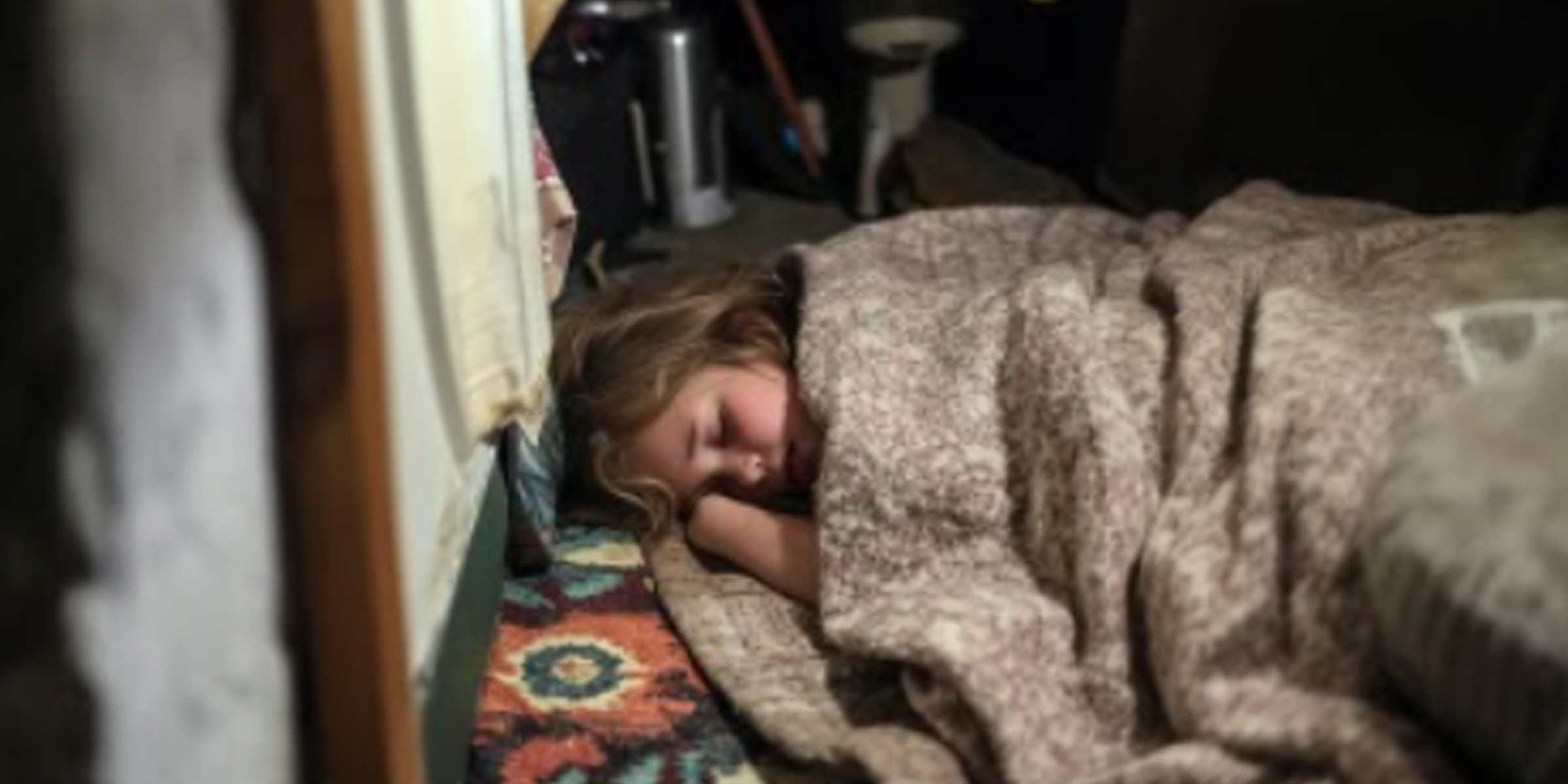 Une fille qui dort dans un sous-sol | Source : Amomama