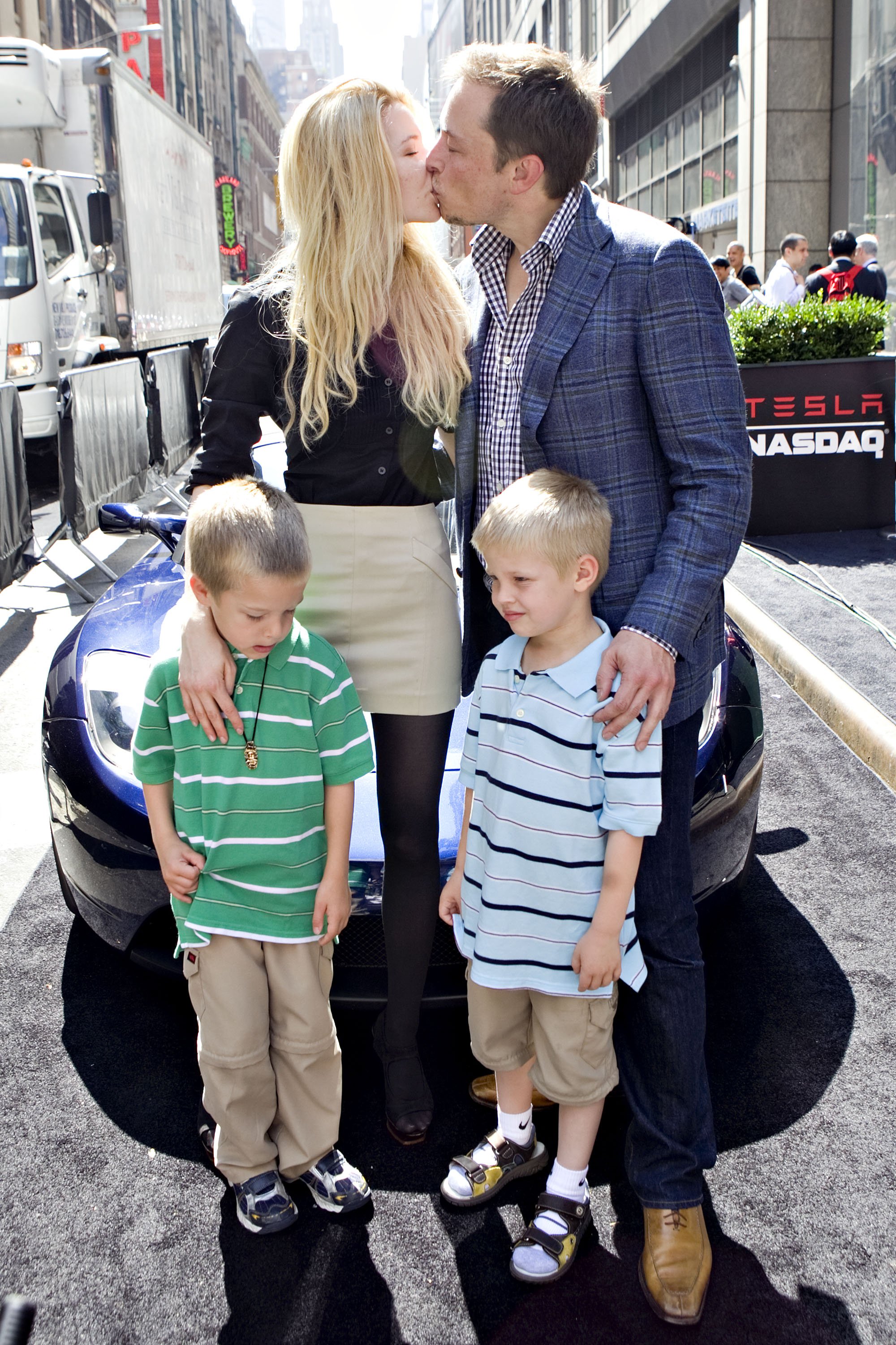 Elon Musk embrasse Talulah Riley alors qu'ils se tiennent avec les jumeaux de Musk, Griffin, à gauche, et Xavier, à l'extérieur du Nasdaq Marketsite à New York, le 29 juin 2010 | Source : Getty Images