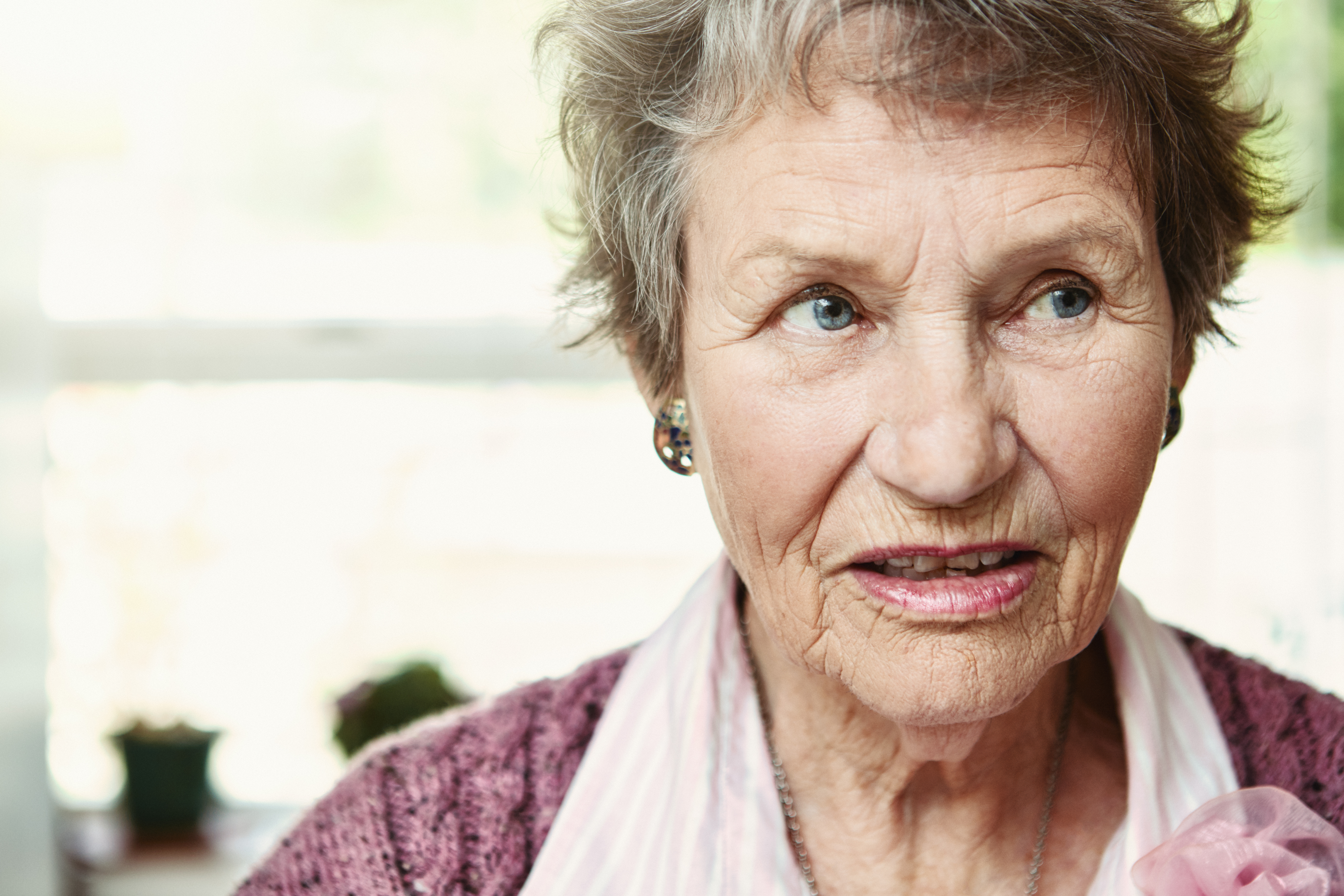 Une femme âgée de 80 ans regarde ailleurs, semblant confuse et anxieuse | Source : Getty Images