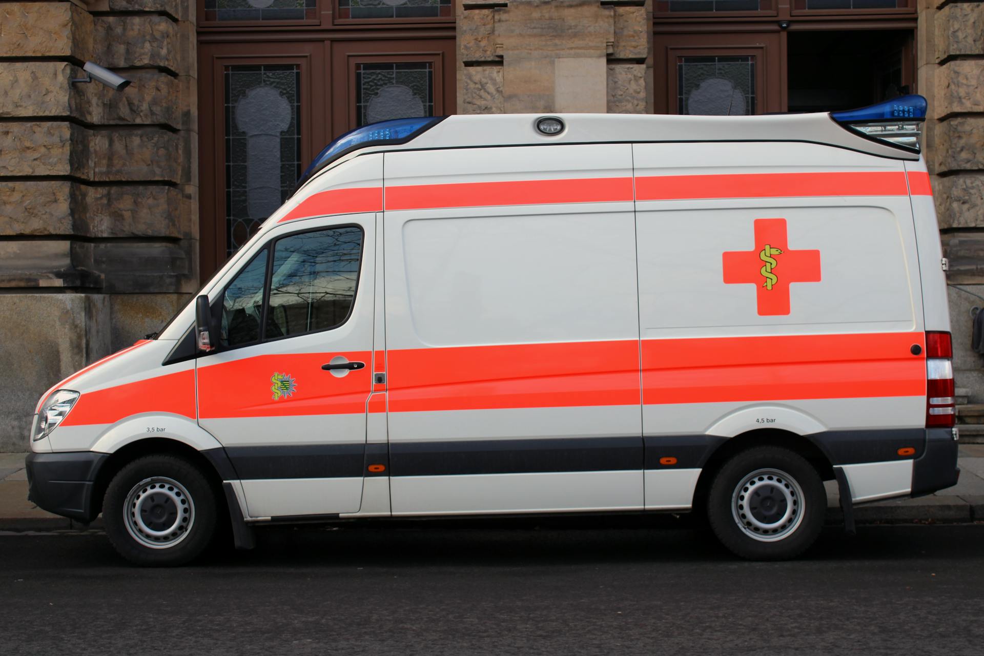 Une ambulance en stationnement | Source : Pexels