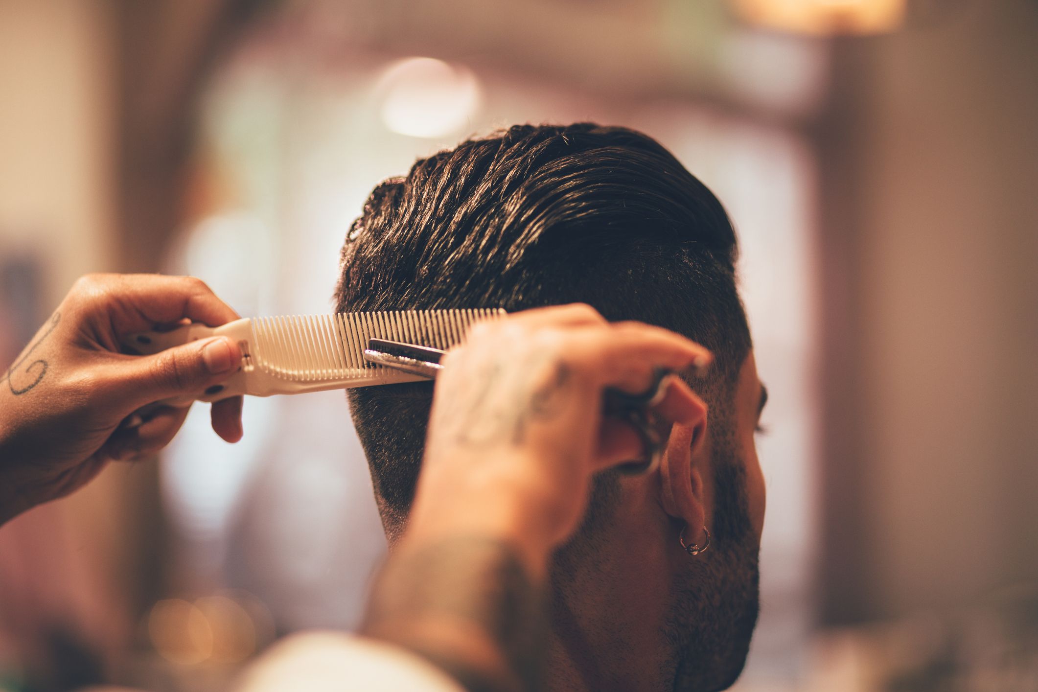 Un homme se faisant couper les cheveux chez le barbier. | Source : Getty Images