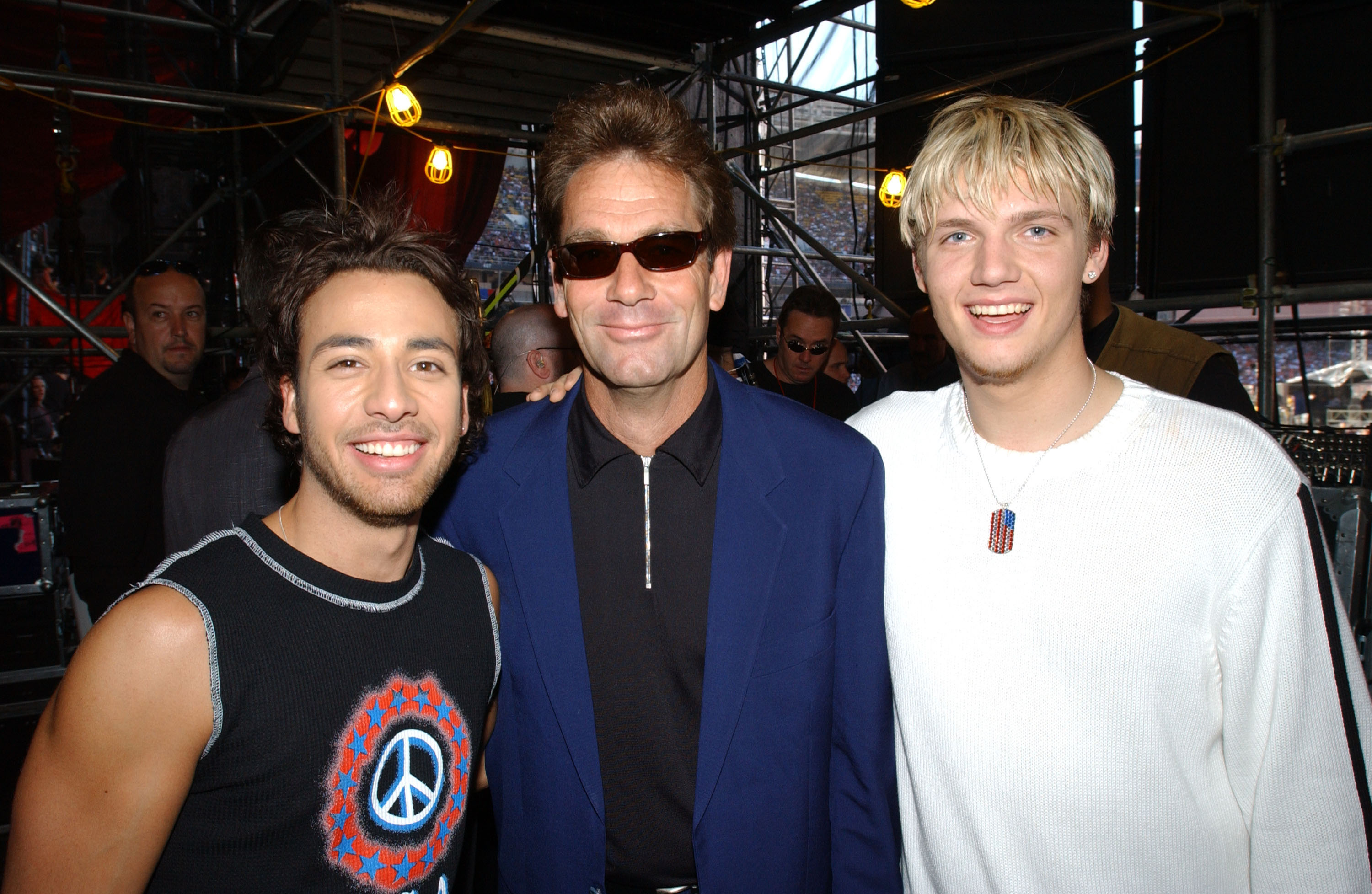 Howie Dorough et Nick Carter des Backstreet Boys avec l'icône musicale dans les coulisses du concert United We Stand, le 21 octobre 2001. | Source : Getty Images