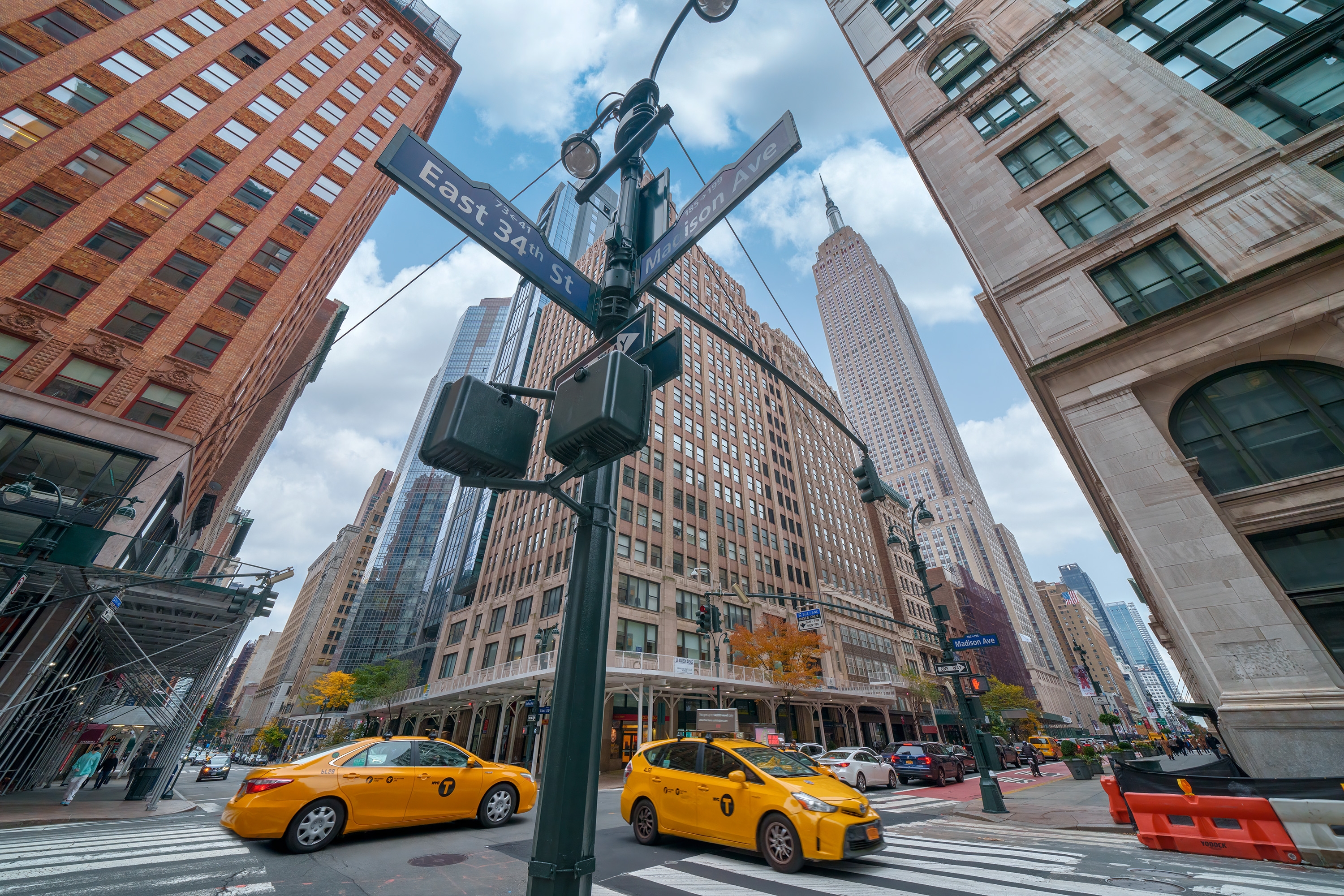 Taxis amarillos conduciendo | Fuente: Shutterstock