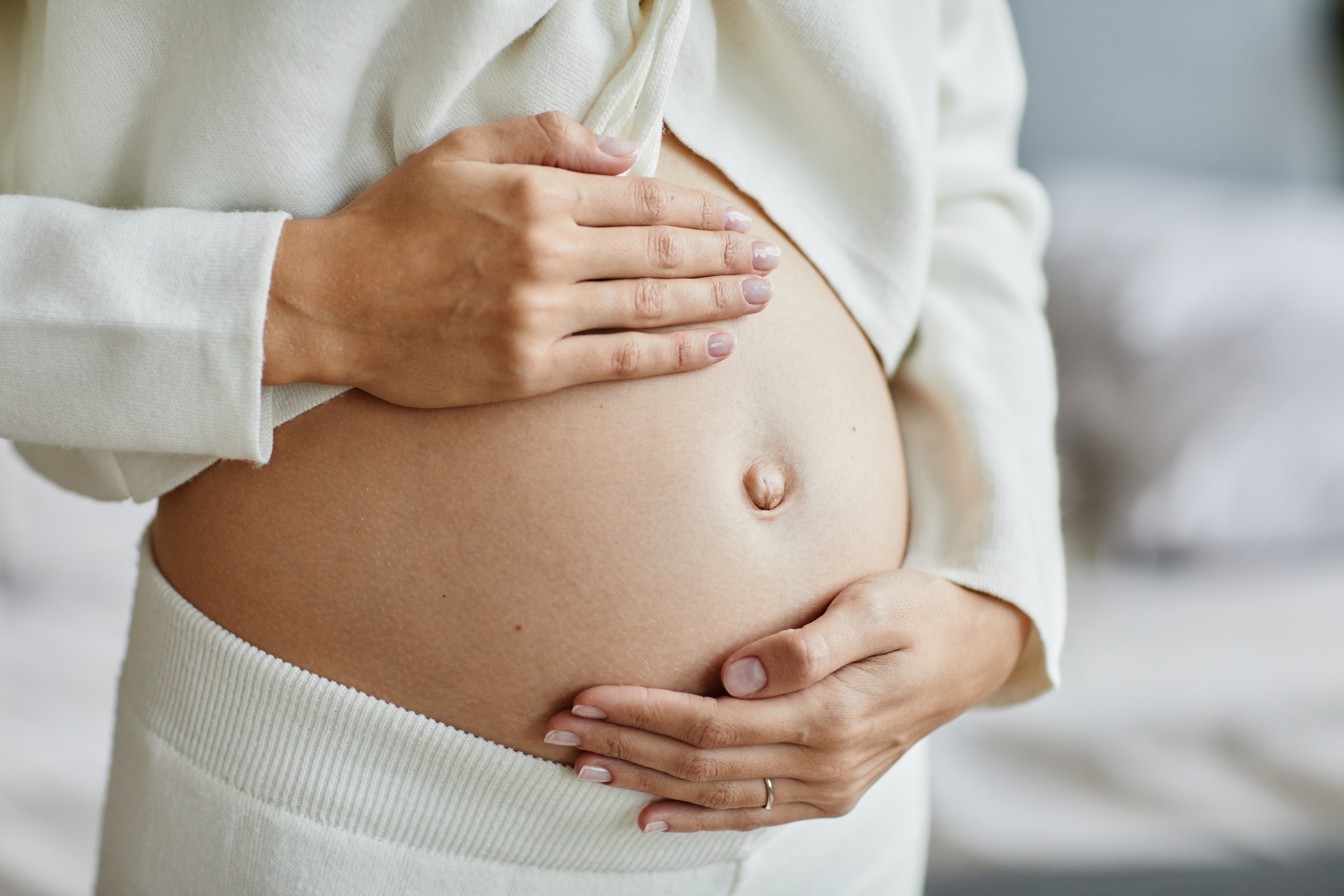 Une femme enceinte qui berce son ventre | Source : Shutterstock