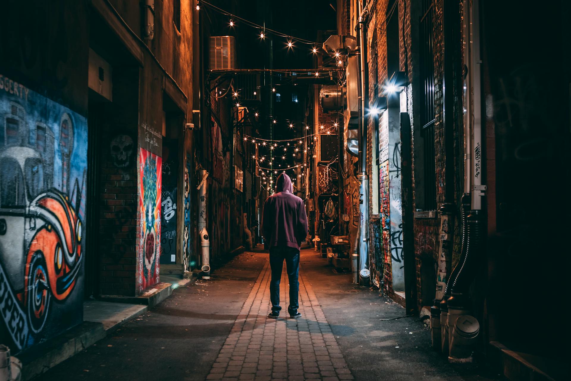 Un homme debout dans une allée | Source : Pexels