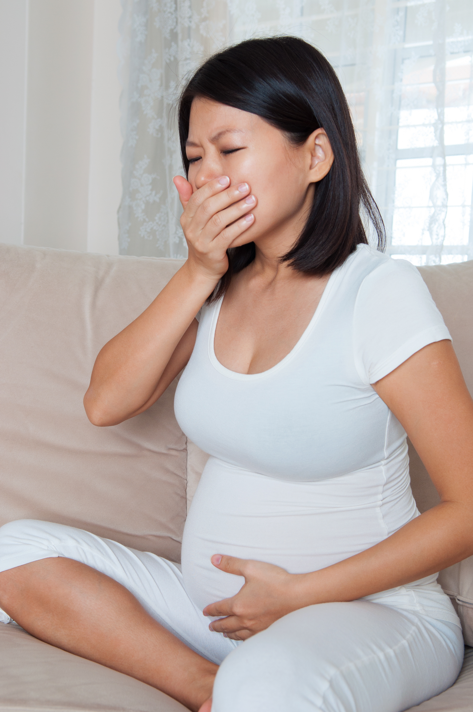 Une adolescente enceinte qui retient ses larmes | Source : Getty Images