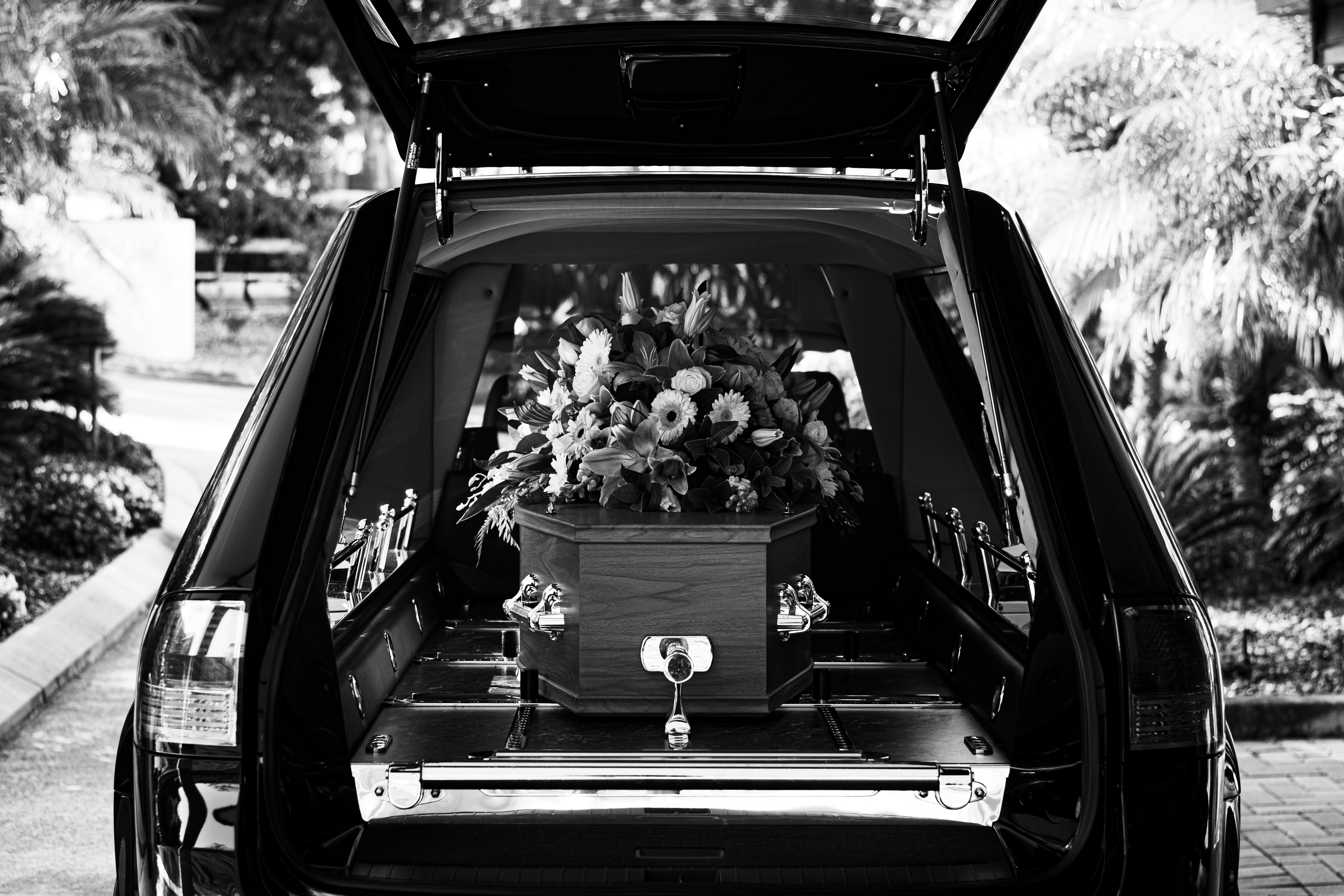 Un cercueil à l'arrière d'une voiture | Source : Unsplash