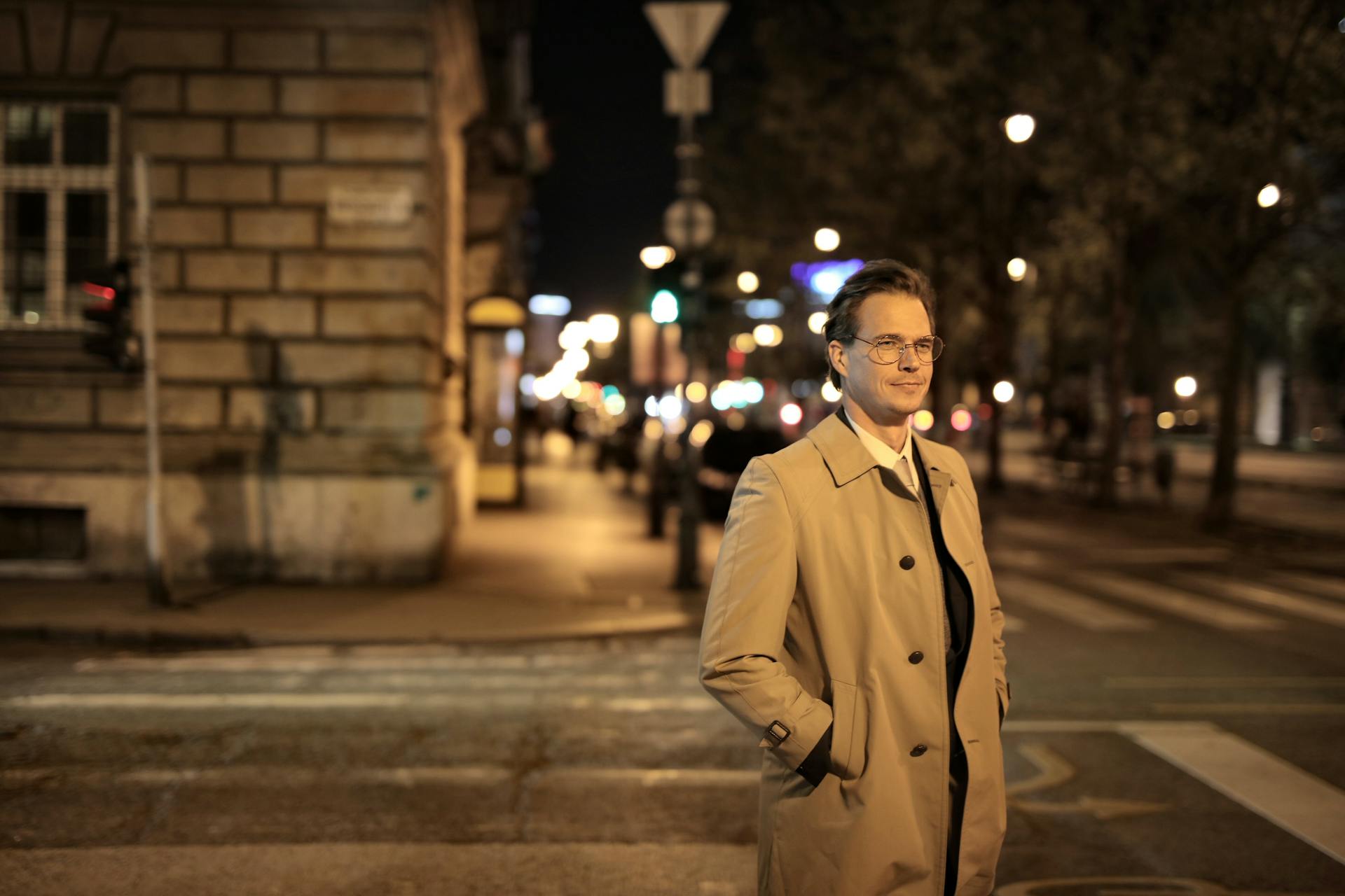 Un homme debout dans la rue la nuit | Source : Pexels