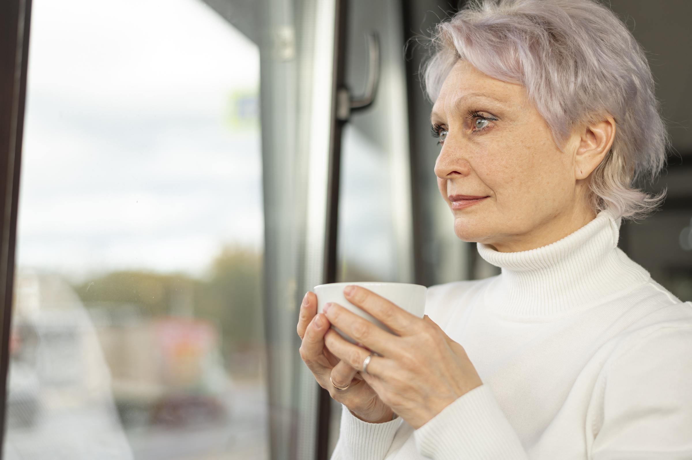 Une femme avec une tasse | Source : Freepik