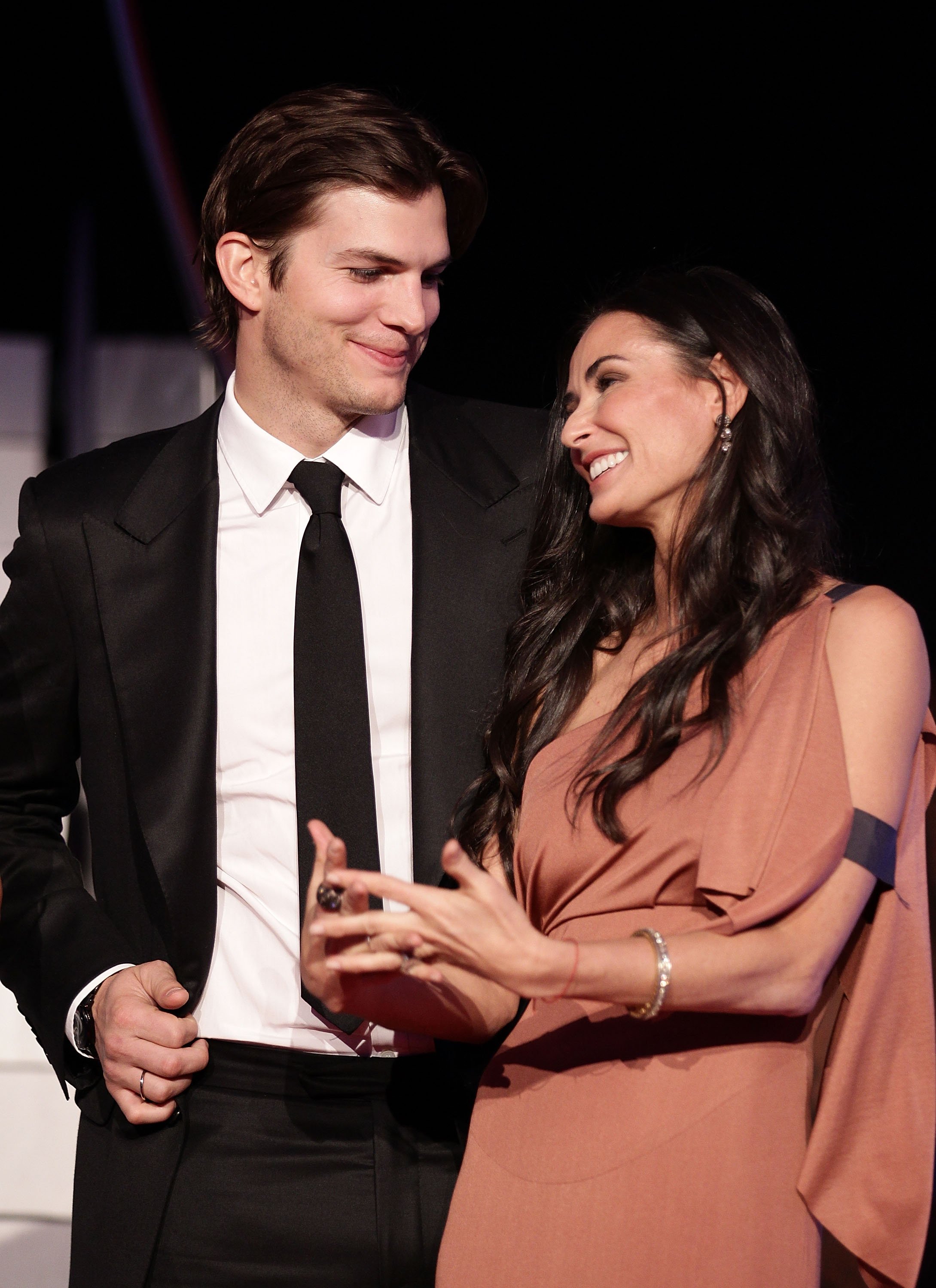 Demi Moore et Ashton Kutcher assistent au tapis rouge du PlusCity Charity Gala au PlusCity le 29 octobre 2010 à Pasching près de Linz, en Autriche. | Photo : Getty Images