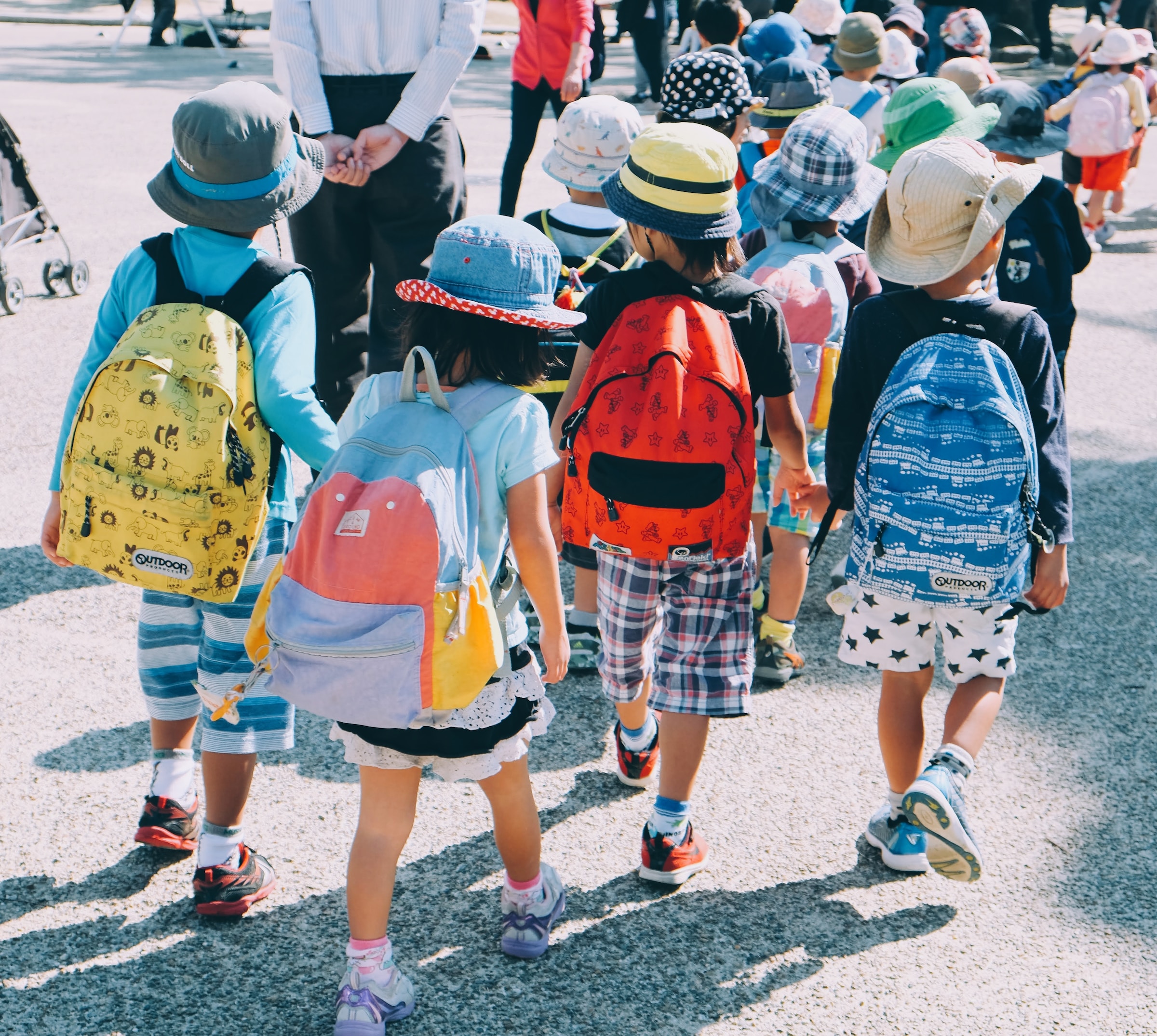 Un groupe de jeunes enfants portant des sacs à dos | Source : Unsplash