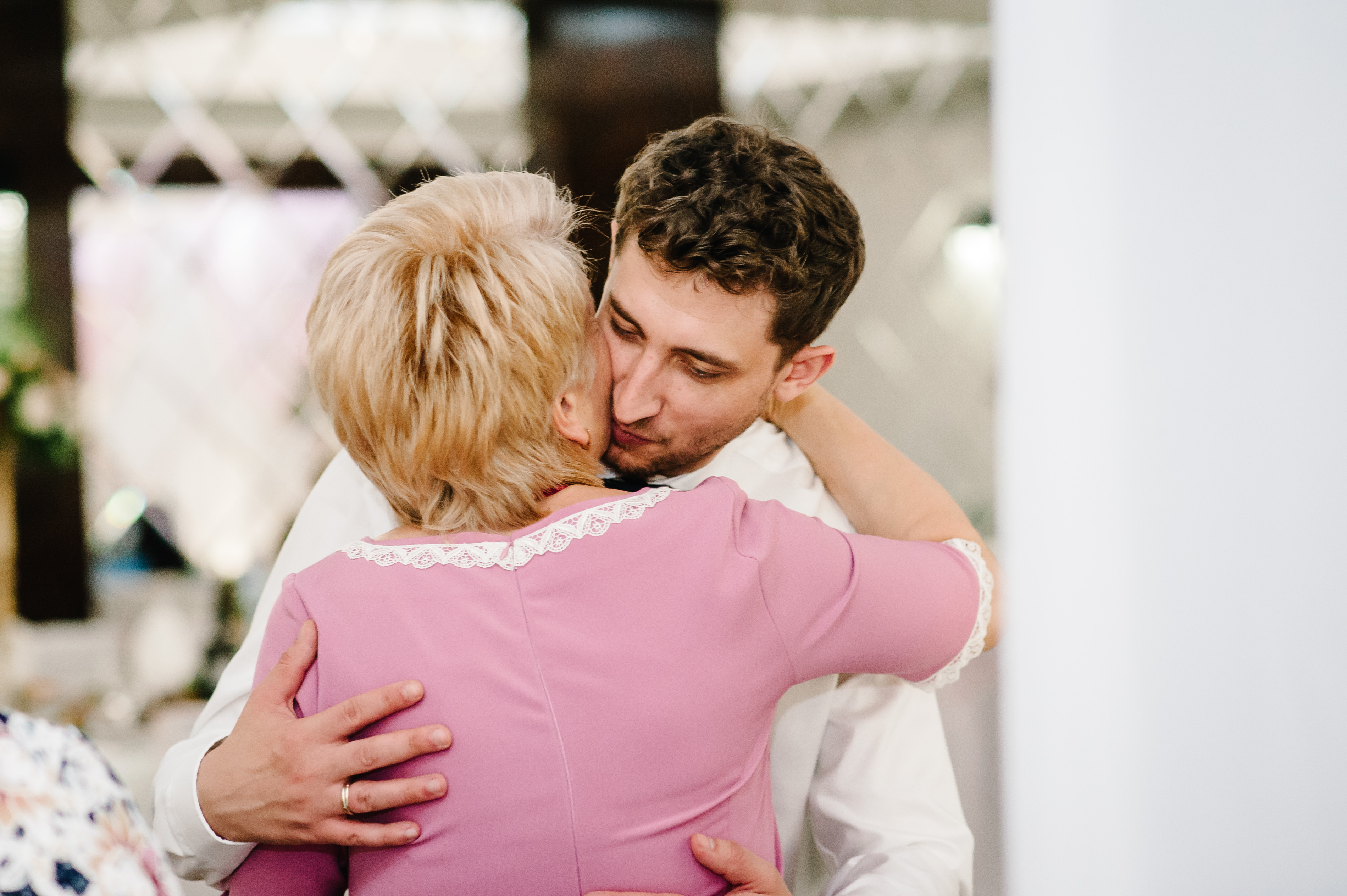 Un homme embrassant sa mère sur la joue | Source : Shutterstock