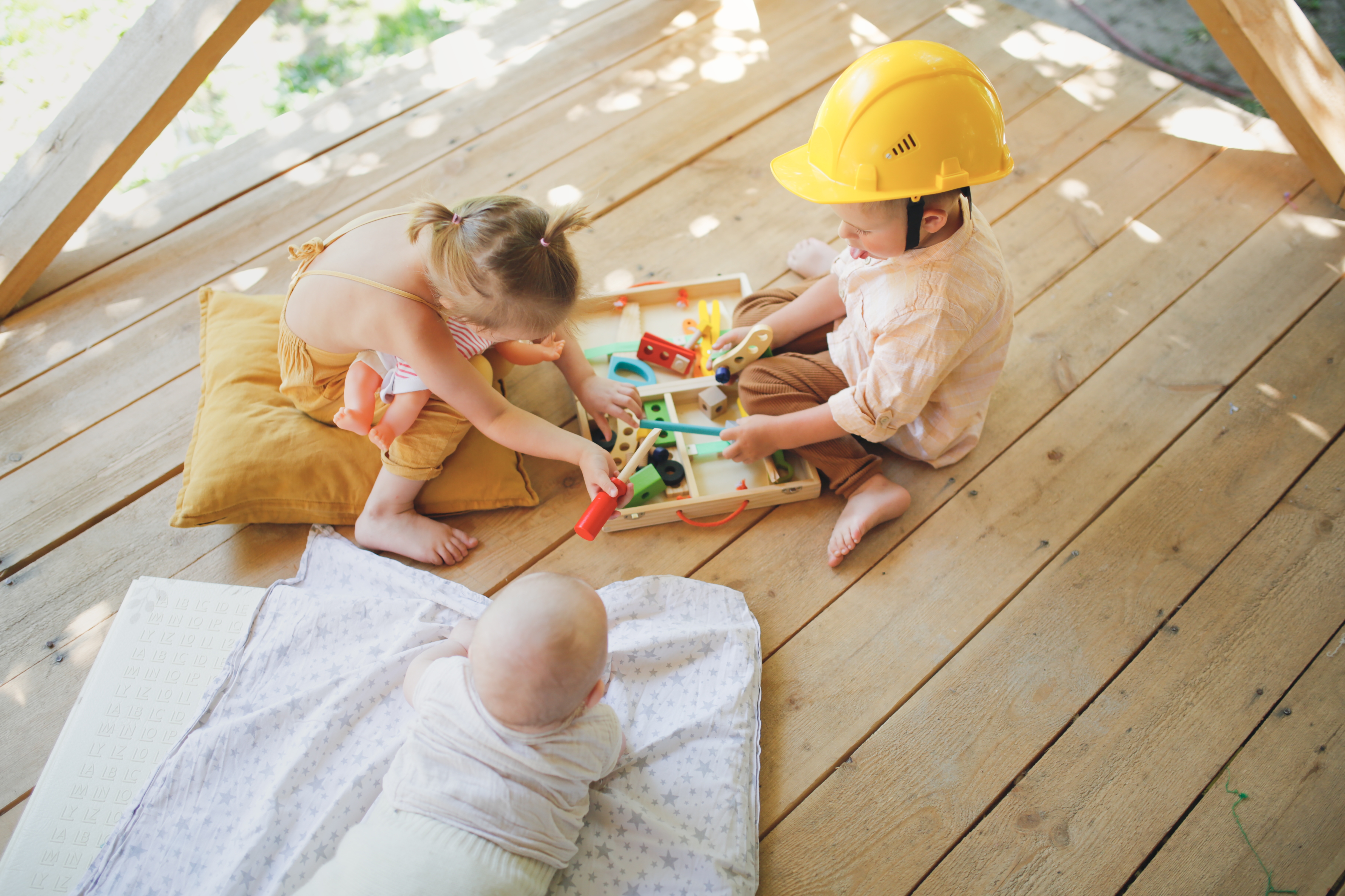 Des enfants jouant sur le porche | Source : Shutterstock