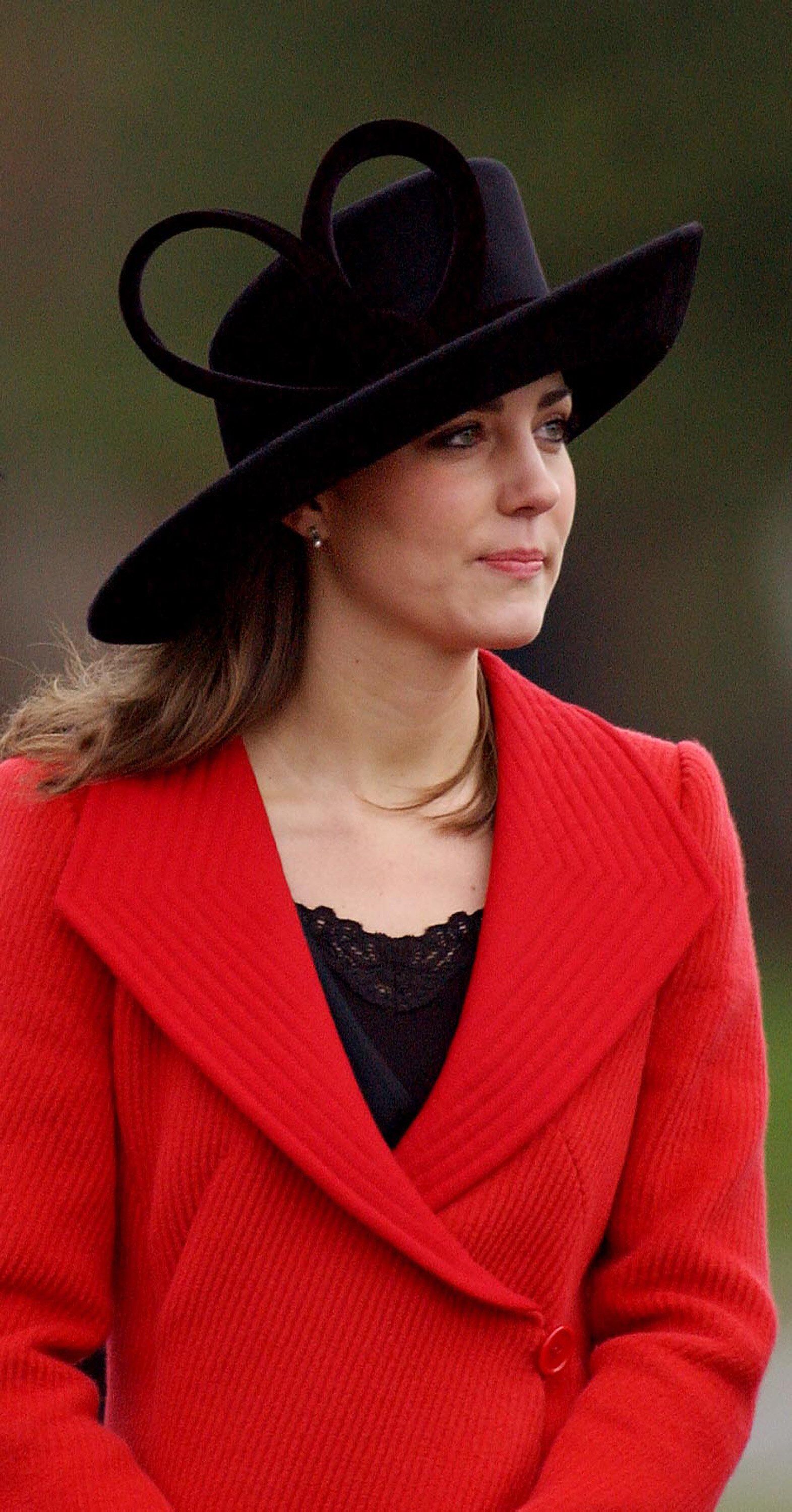 Kate Middleton avec un manteau rouge | Photo : Getty Images