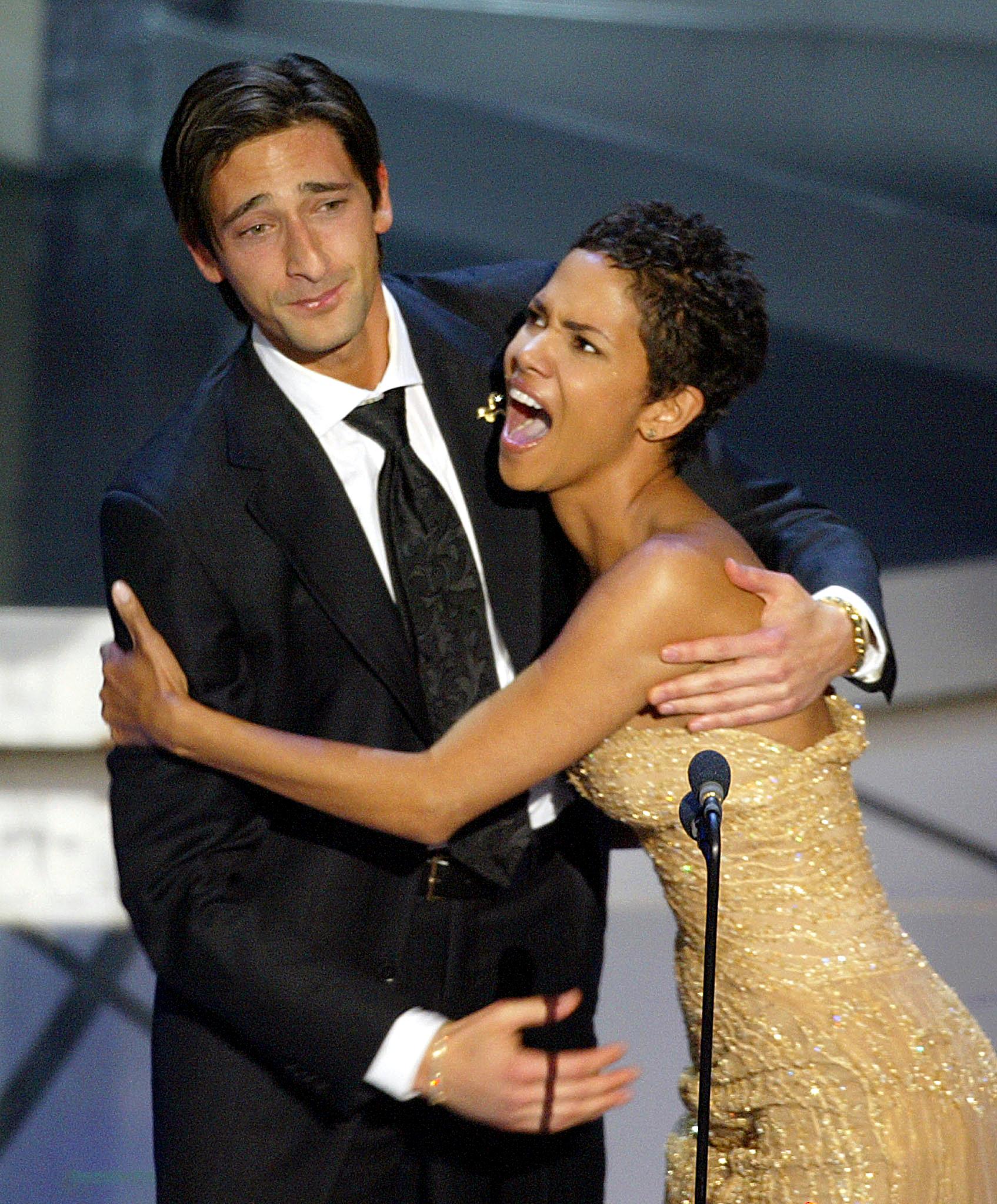 Adrien Brody embrasse Halle Berry lors de la 75ème cérémonie des Oscars au Kodak Theatre à Hollywood, Californie, le 23 mars 2003. | Source : Getty Images