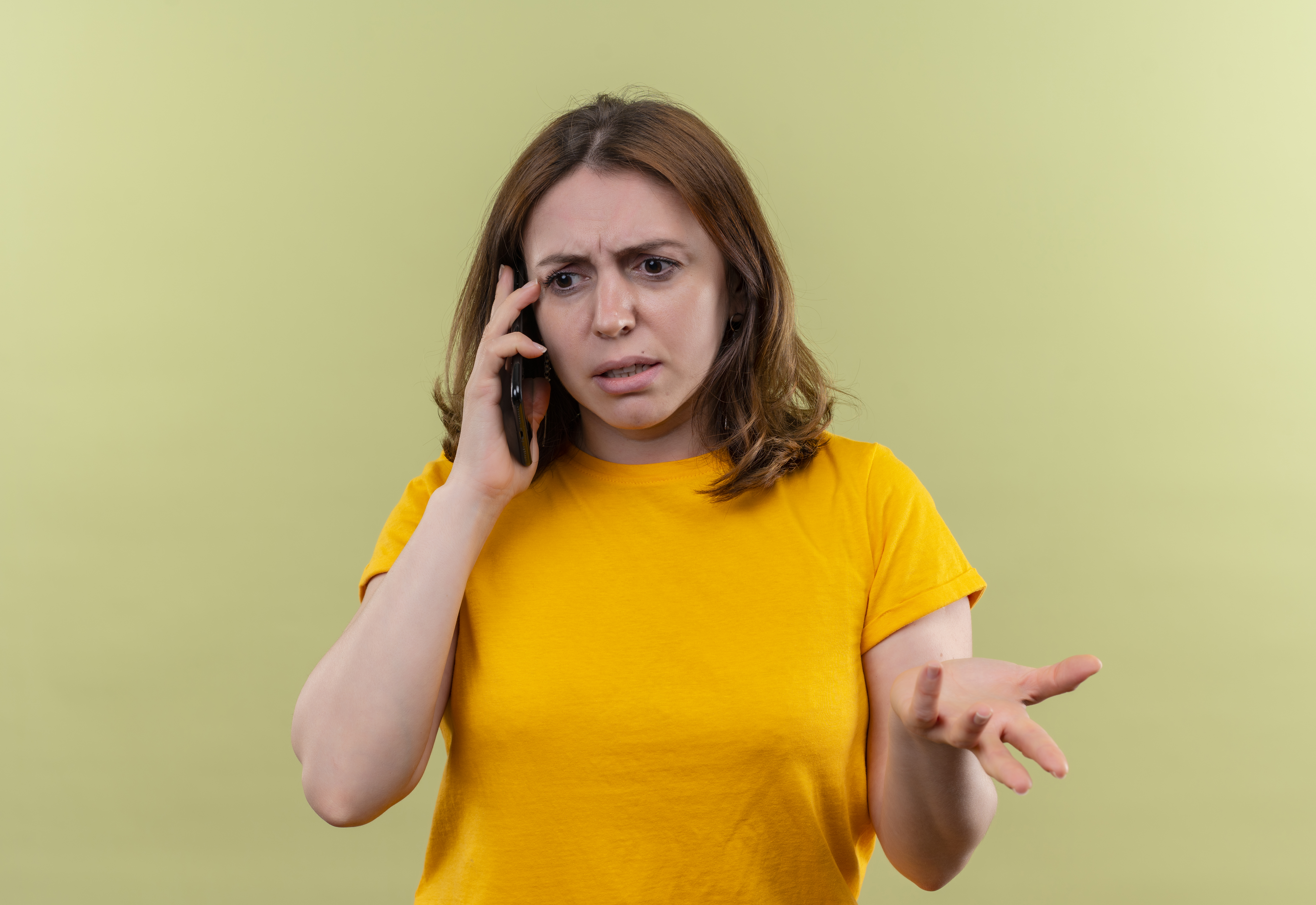 Femme à l'air mécontente alors qu'elle parle au téléphone | Source : Freepik