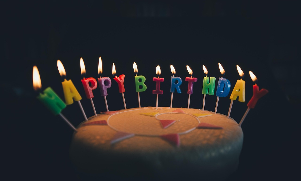 Un gâteau d'anniversaire avec des bougies | Source : Pixabay