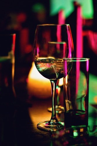 verre à vin à moitié rempli. | Photo : Unsplash